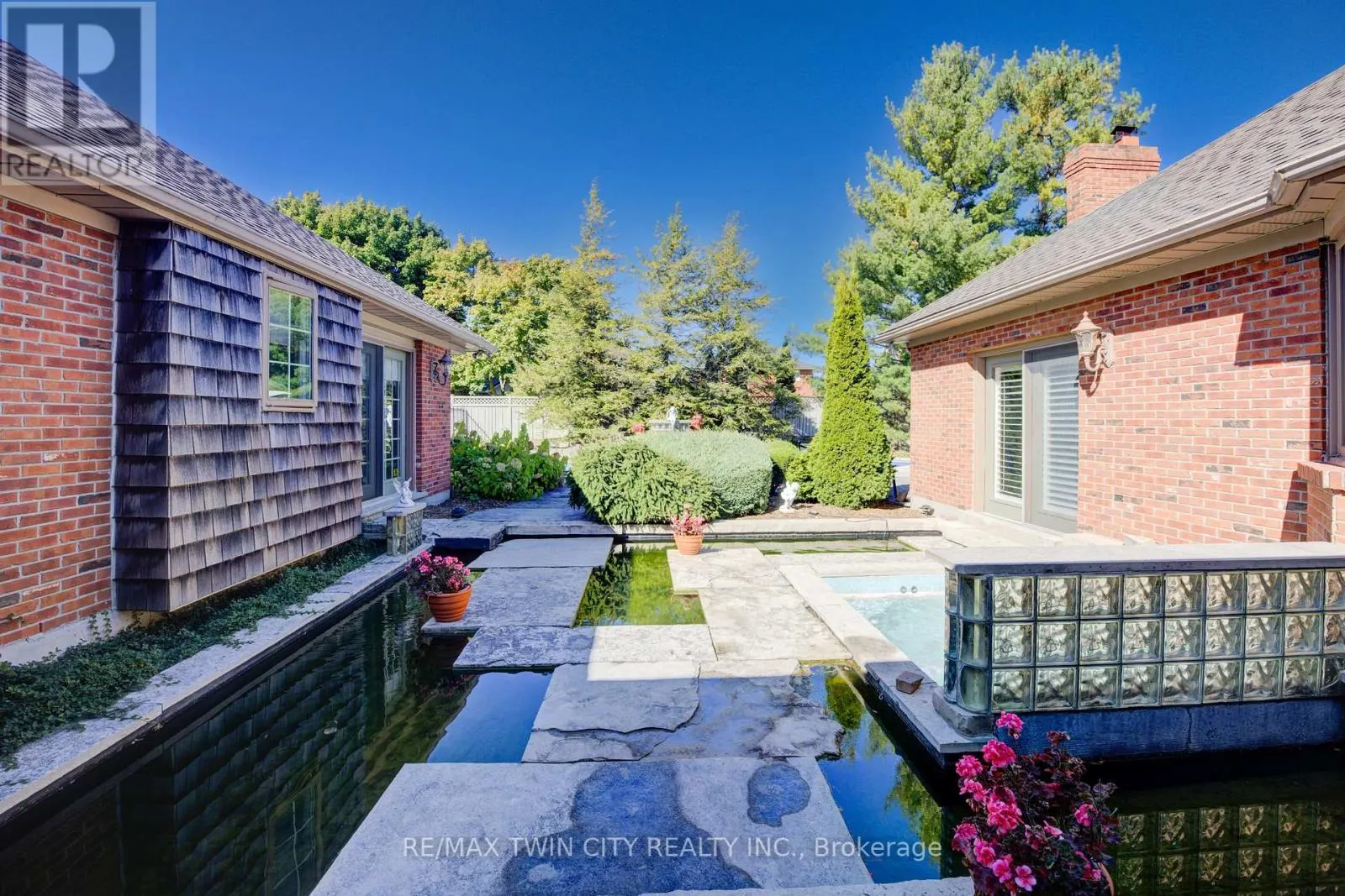 592 MANORWOOD COURT