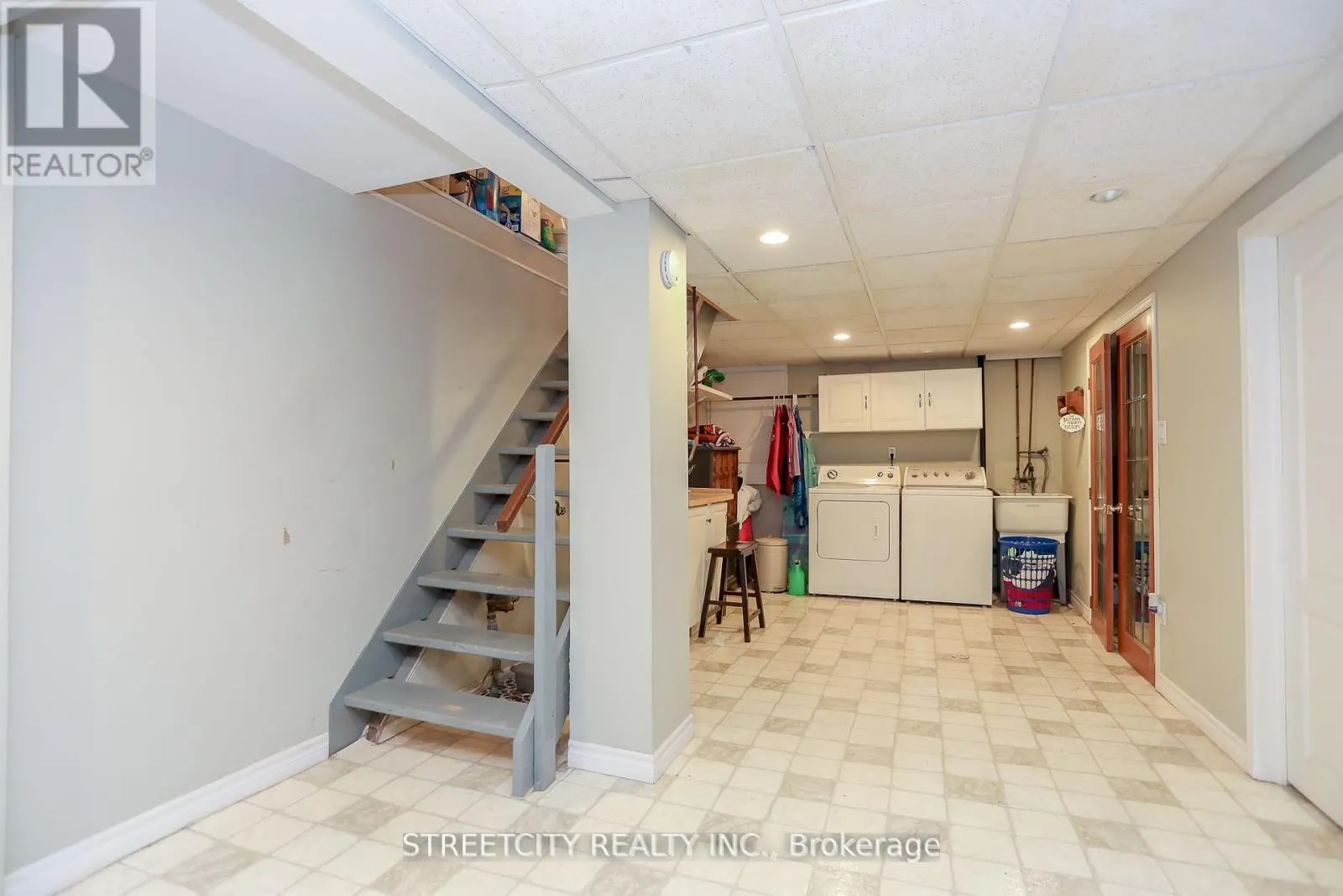 9 COTTONWOOD CRESCENT W