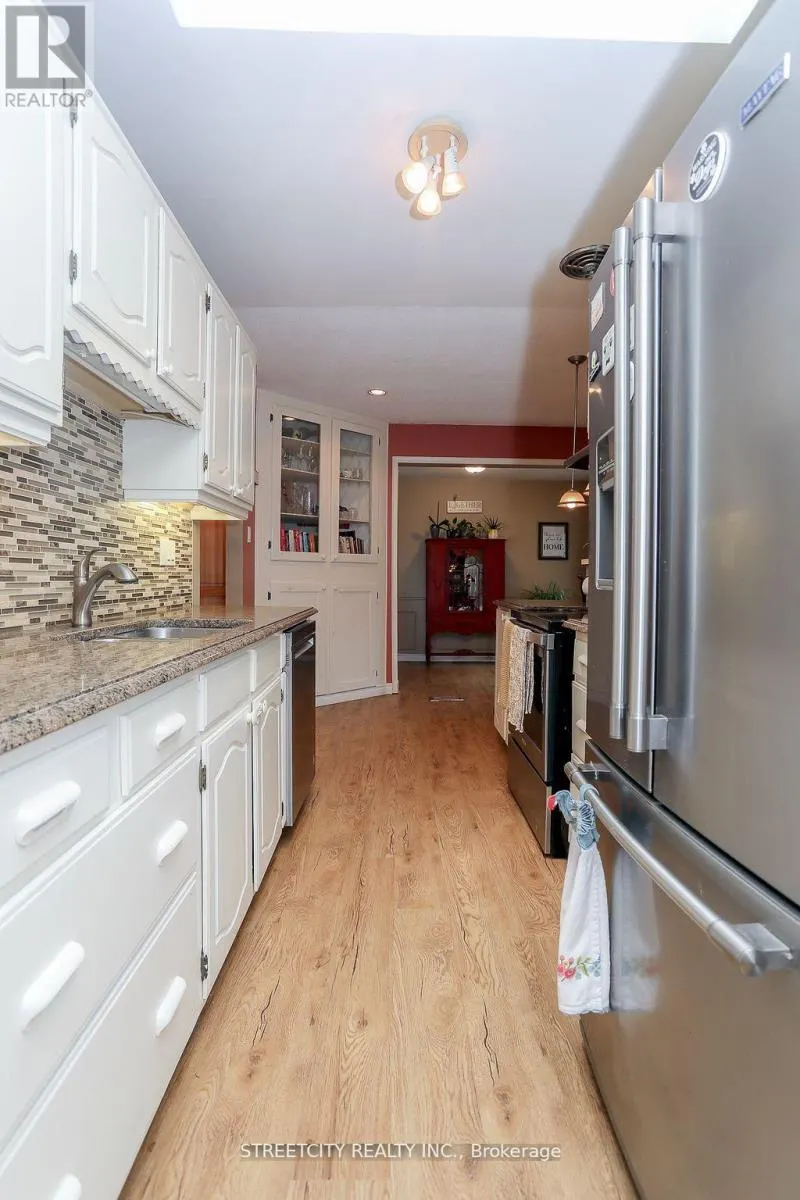 9 COTTONWOOD CRESCENT W