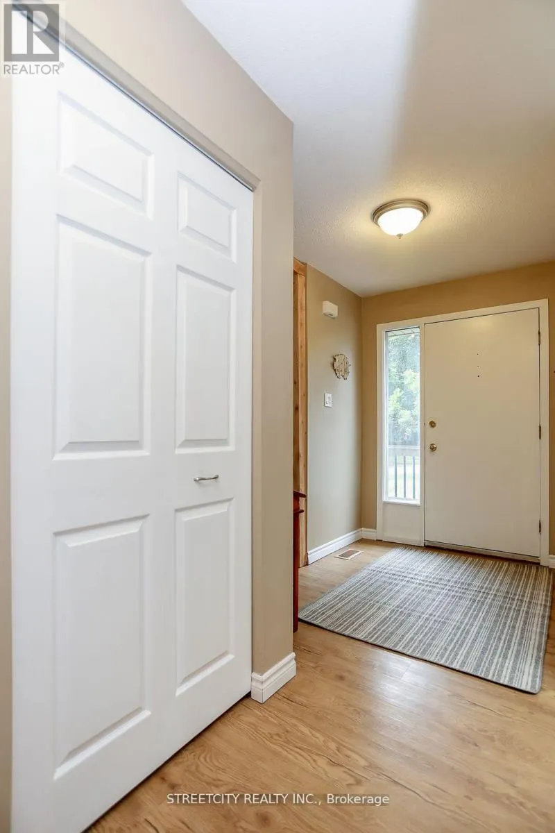 9 COTTONWOOD CRESCENT W
