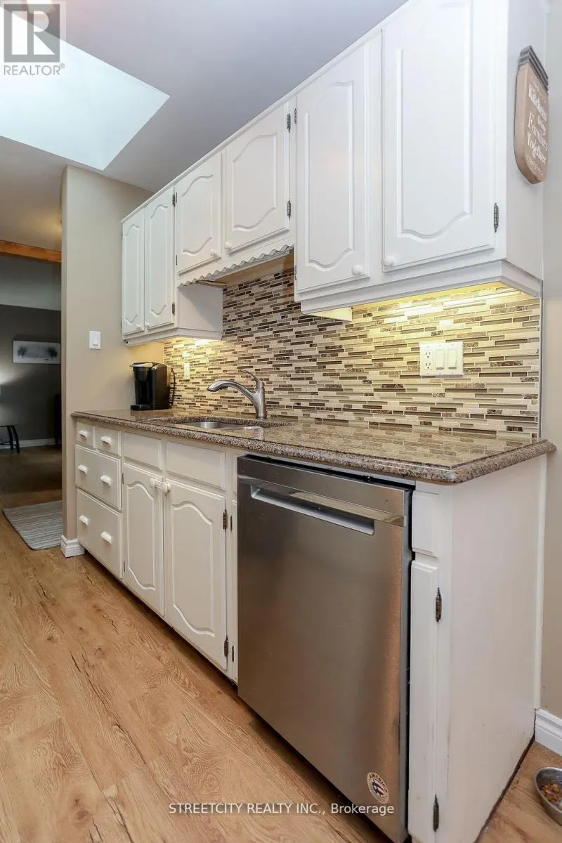 9 COTTONWOOD CRESCENT W