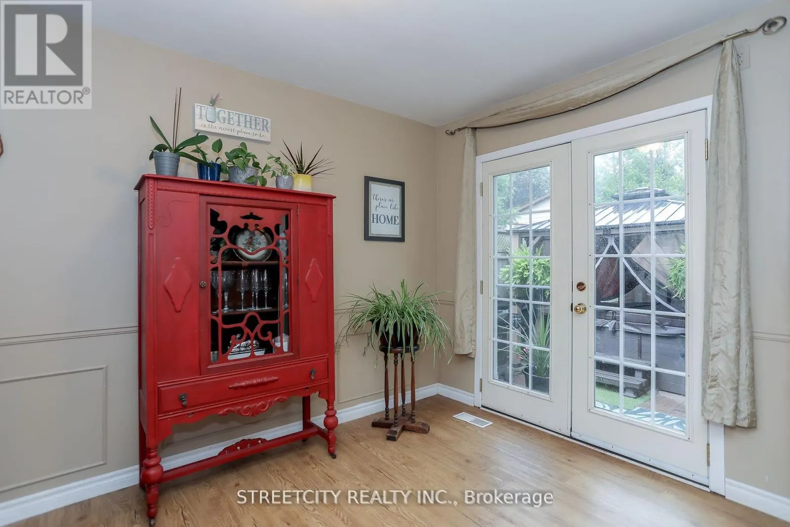 9 COTTONWOOD CRESCENT W