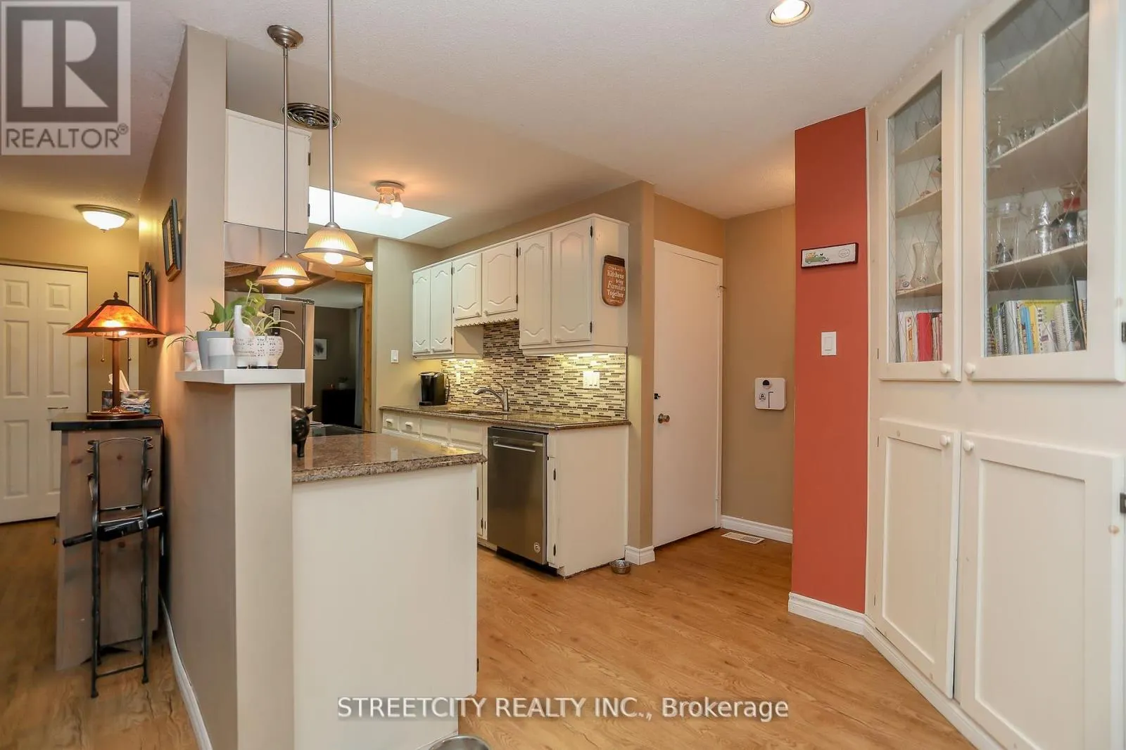 9 COTTONWOOD CRESCENT W