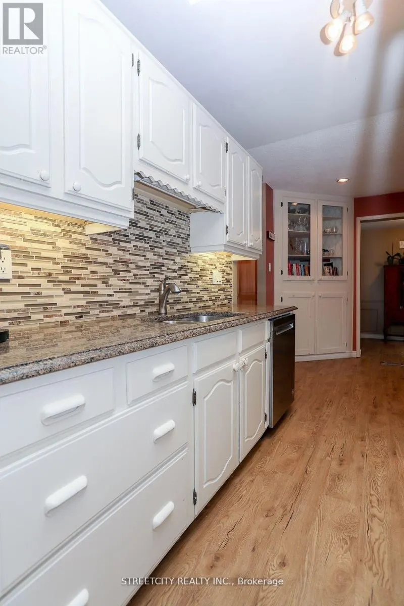 9 COTTONWOOD CRESCENT W