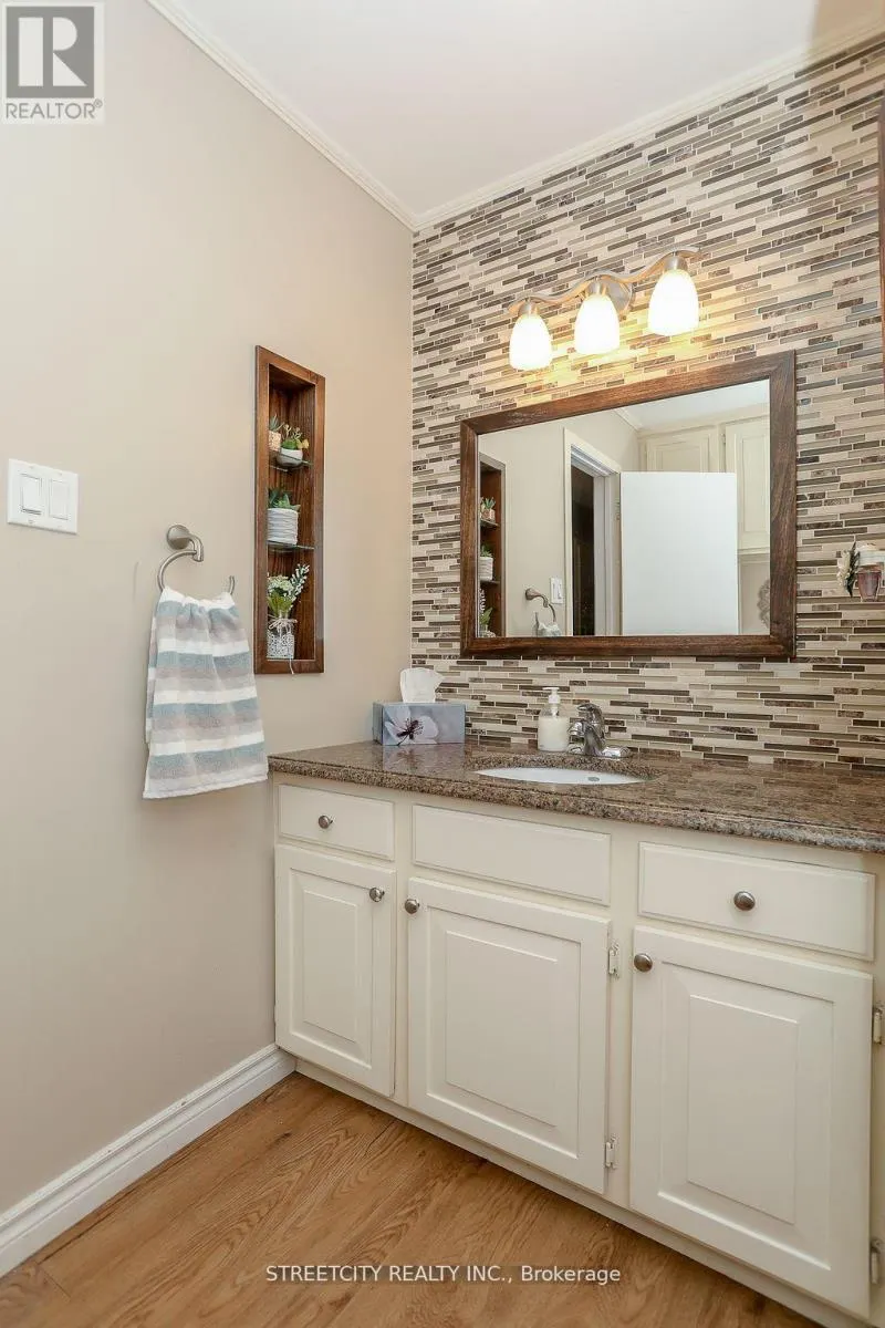 9 COTTONWOOD CRESCENT W