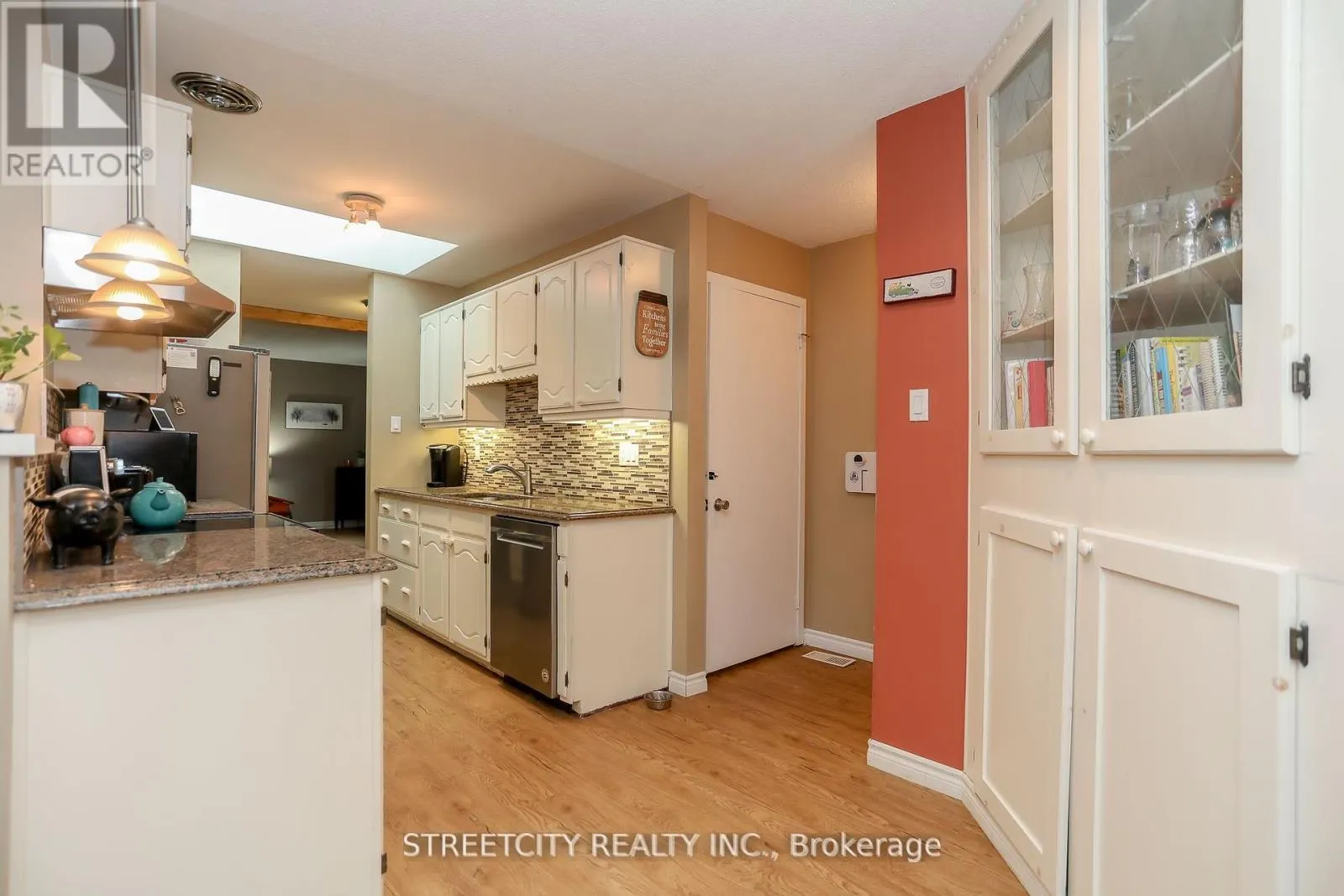 9 COTTONWOOD CRESCENT W