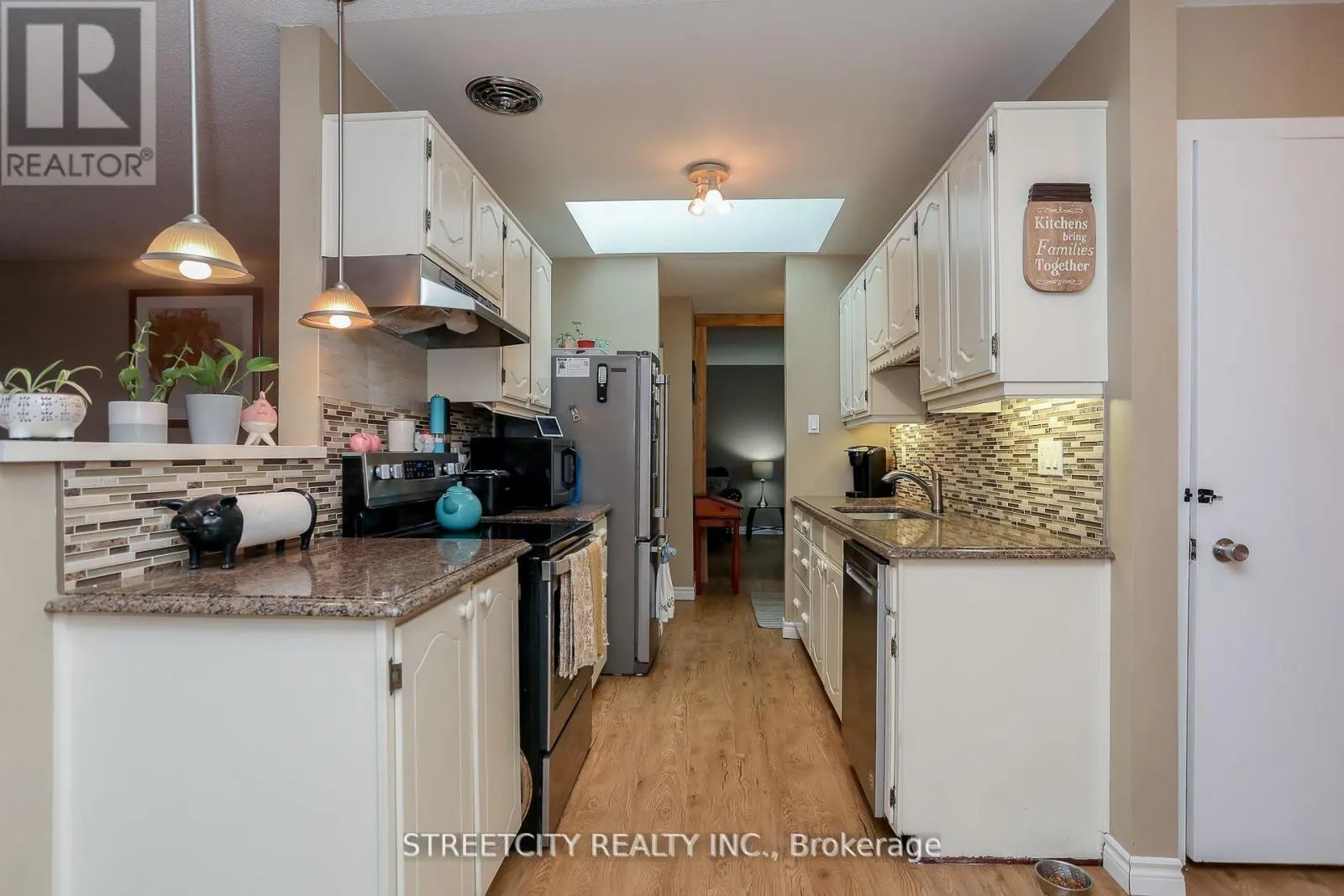 9 COTTONWOOD CRESCENT W