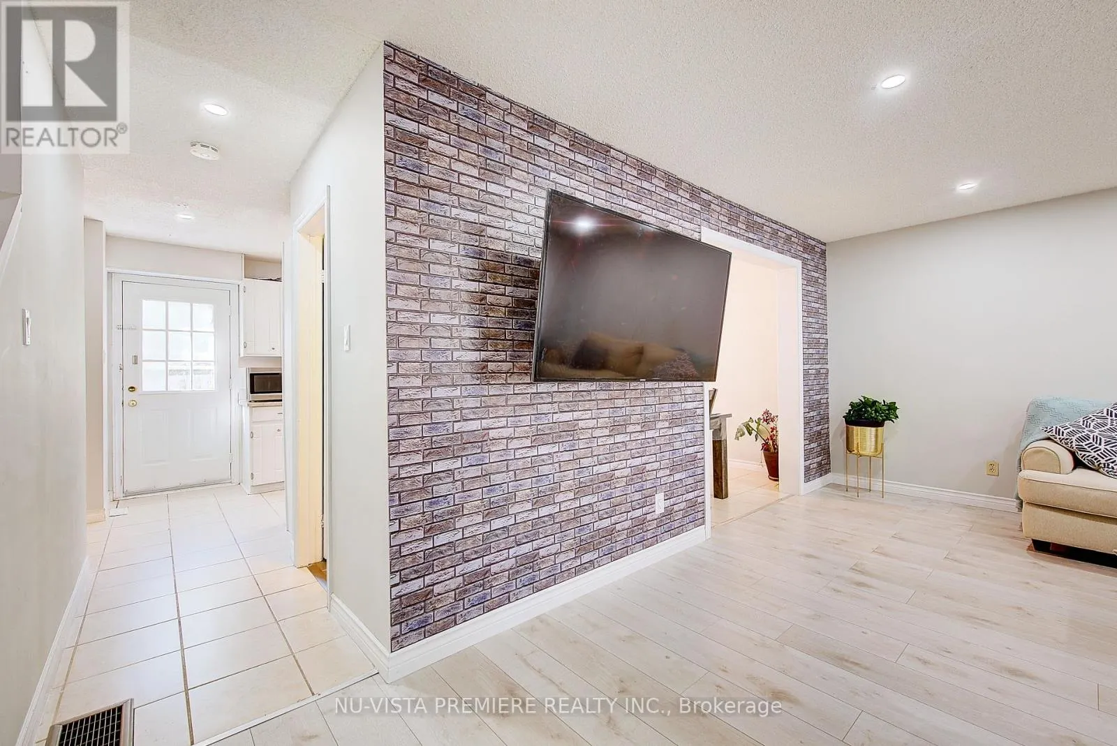 374 HOMESTEAD COURT