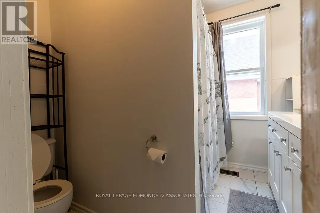 303 MURRAY STREET W