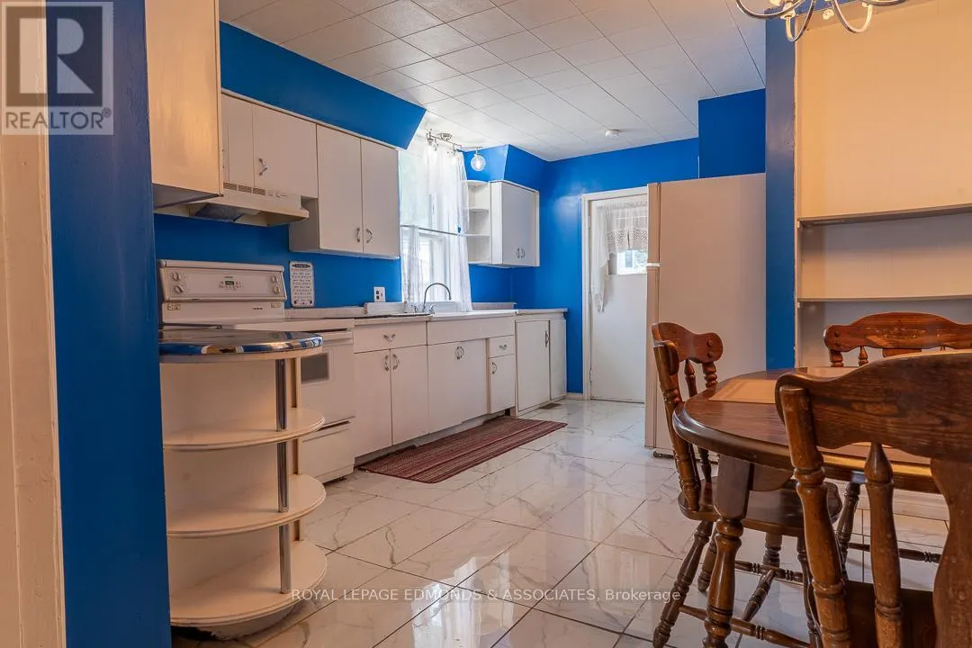 303 MURRAY STREET W