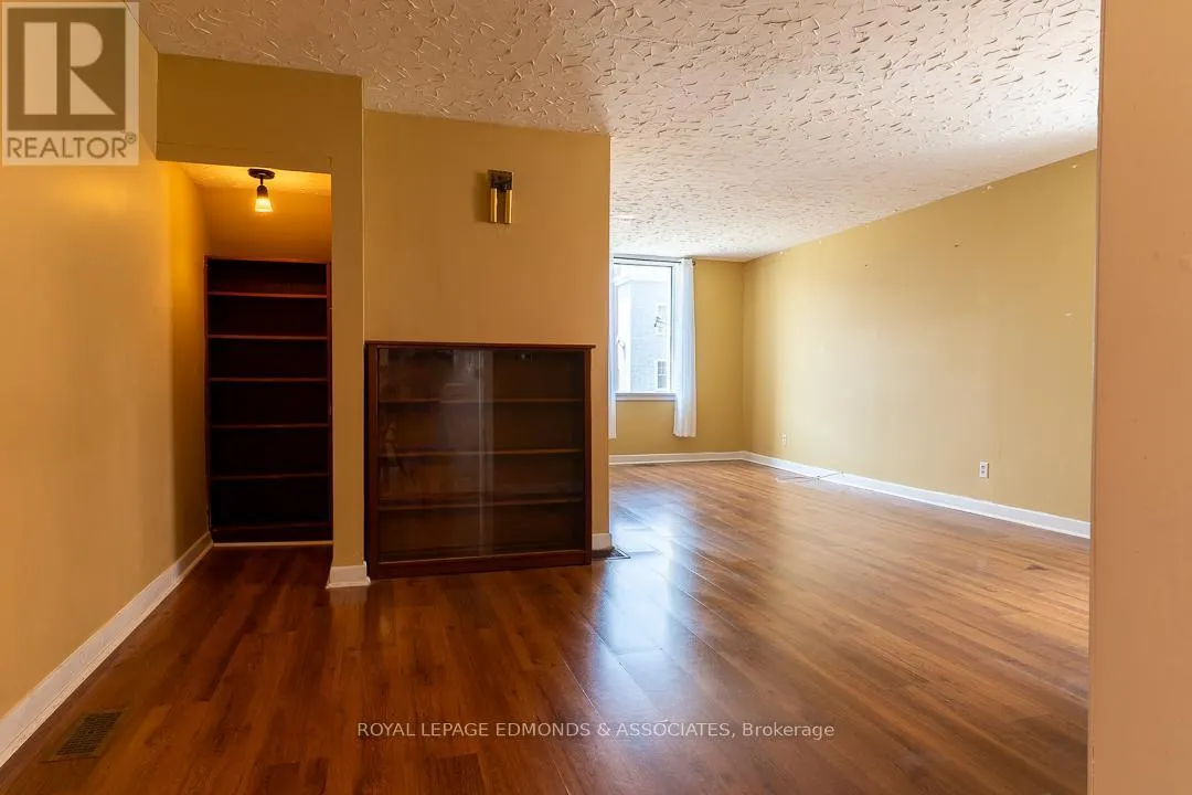 303 MURRAY STREET W