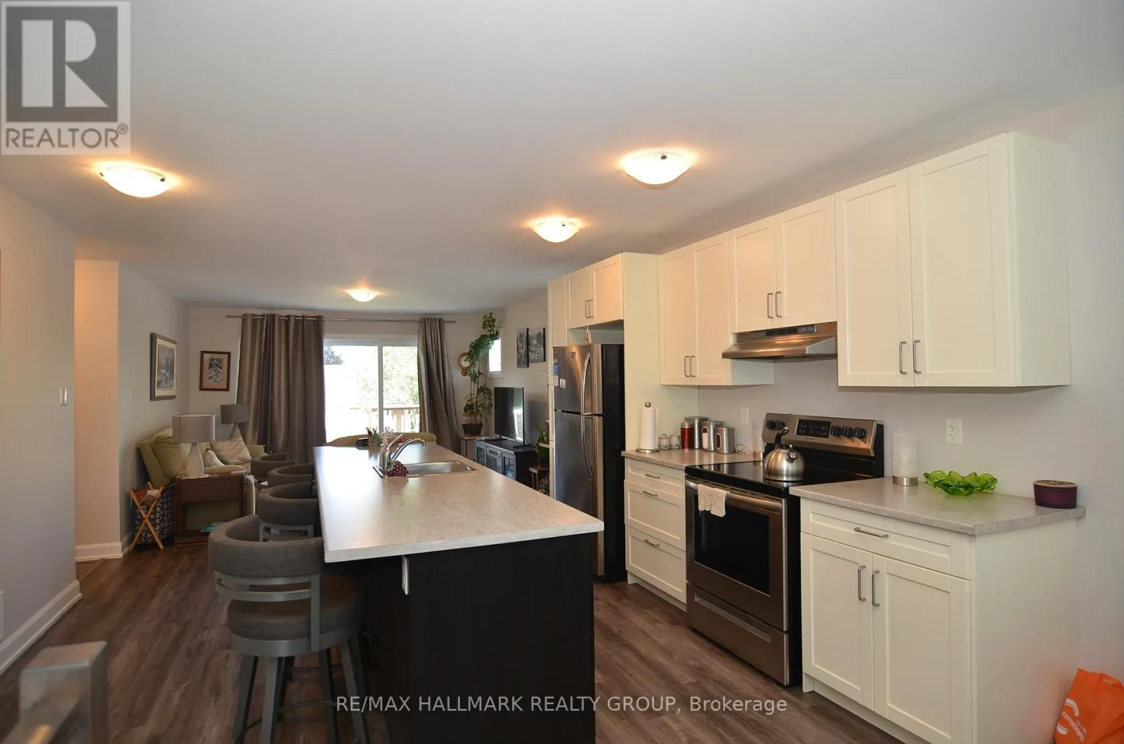 1 - 8009 JEANNE DARC BOULEVARD