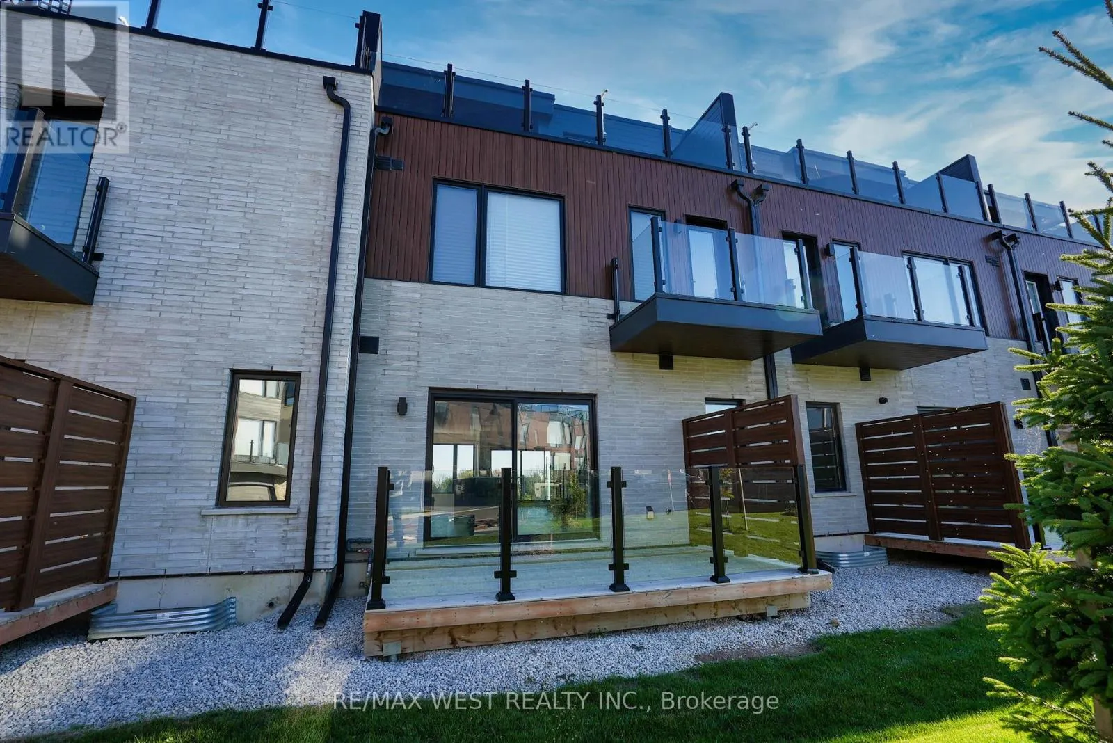 25 - 117 SLADDEN COURT