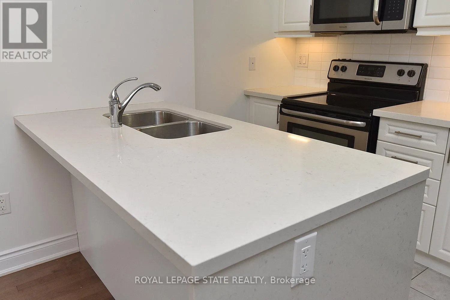 604 - 90 CHARLTON AVENUE W