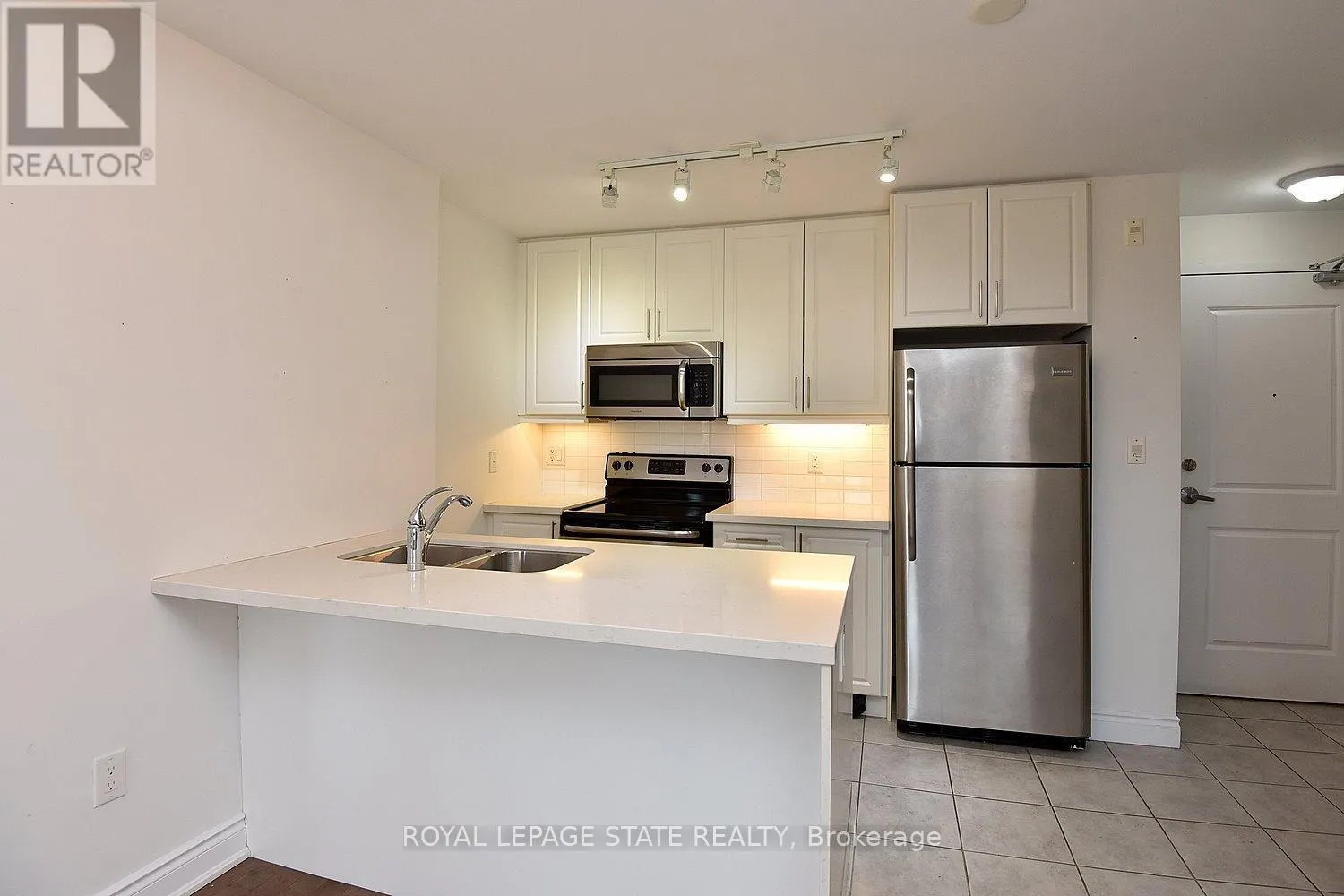 604 - 90 CHARLTON AVENUE W