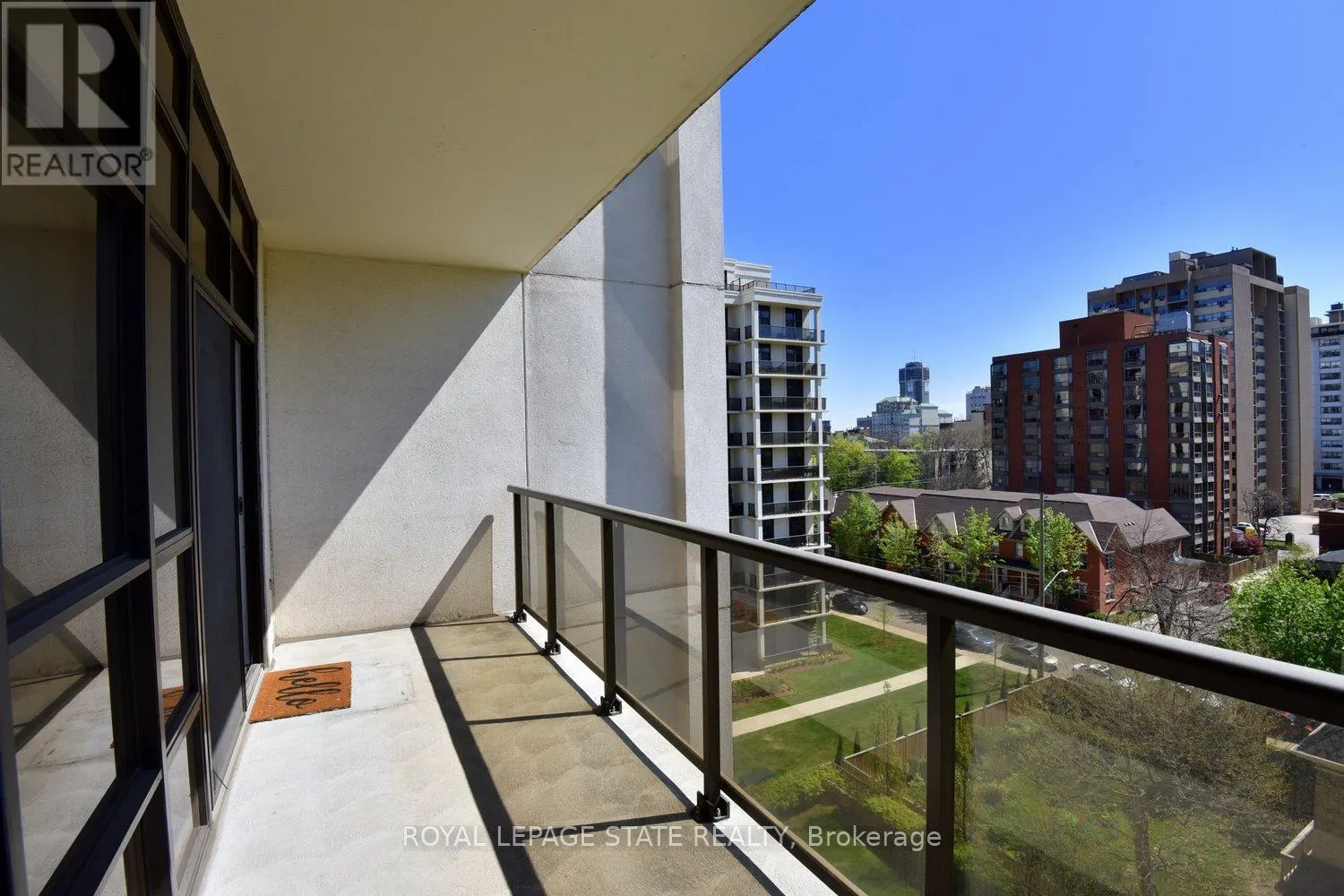 604 - 90 CHARLTON AVENUE W