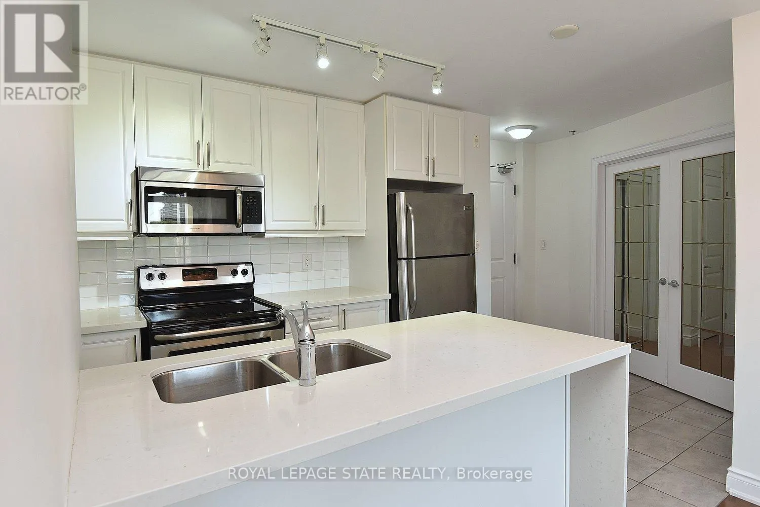 604 - 90 CHARLTON AVENUE W