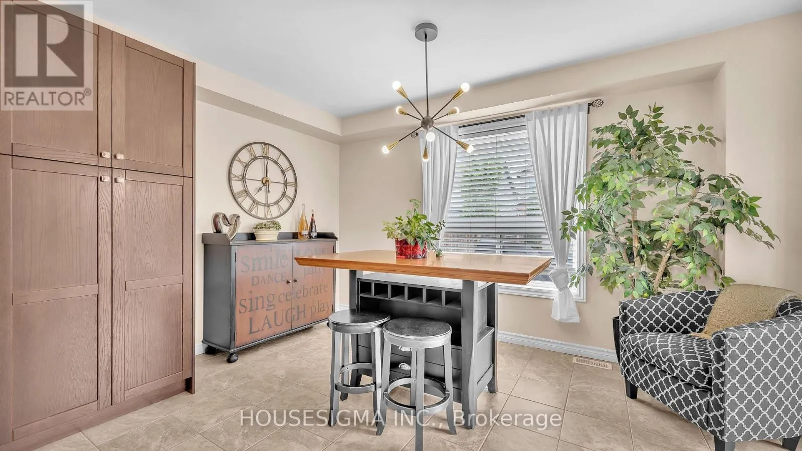 939 SILVERFOX CRESCENT