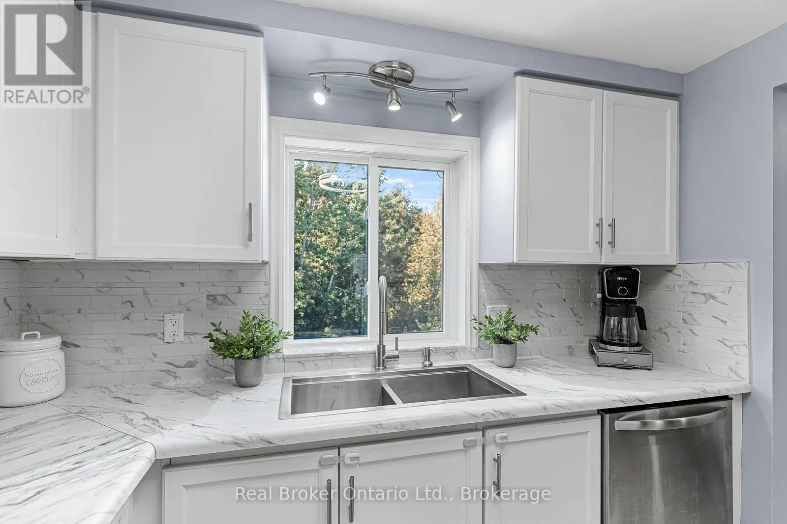 10 - 320 ALMA STREET, #10