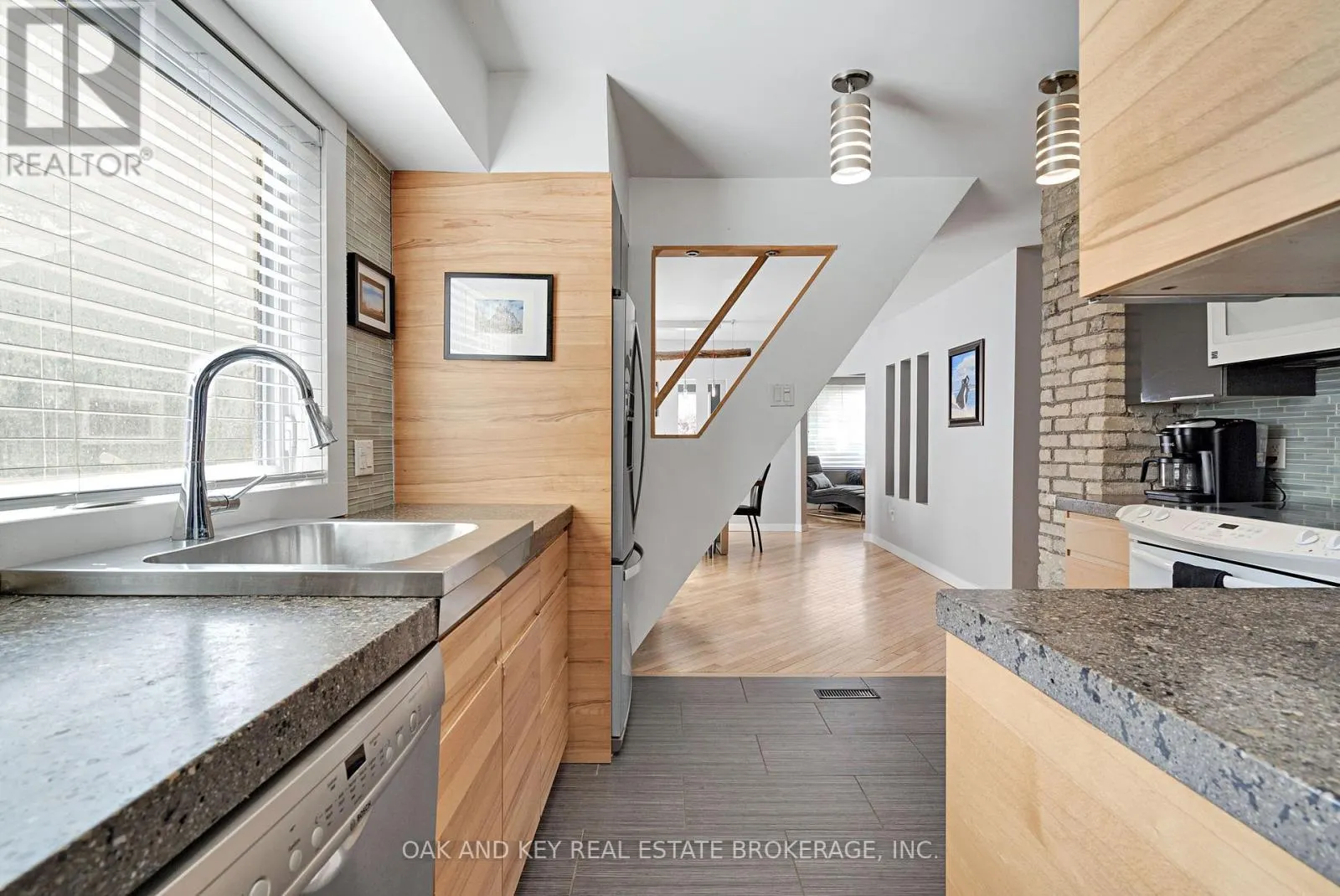 21 FOSTER AVENUE W