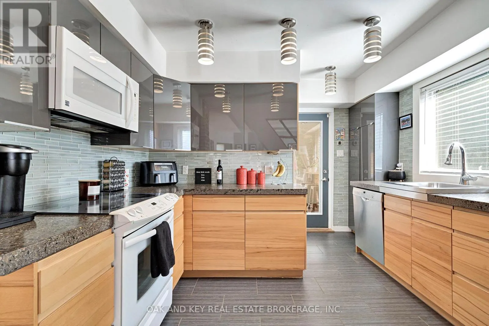21 FOSTER AVENUE W