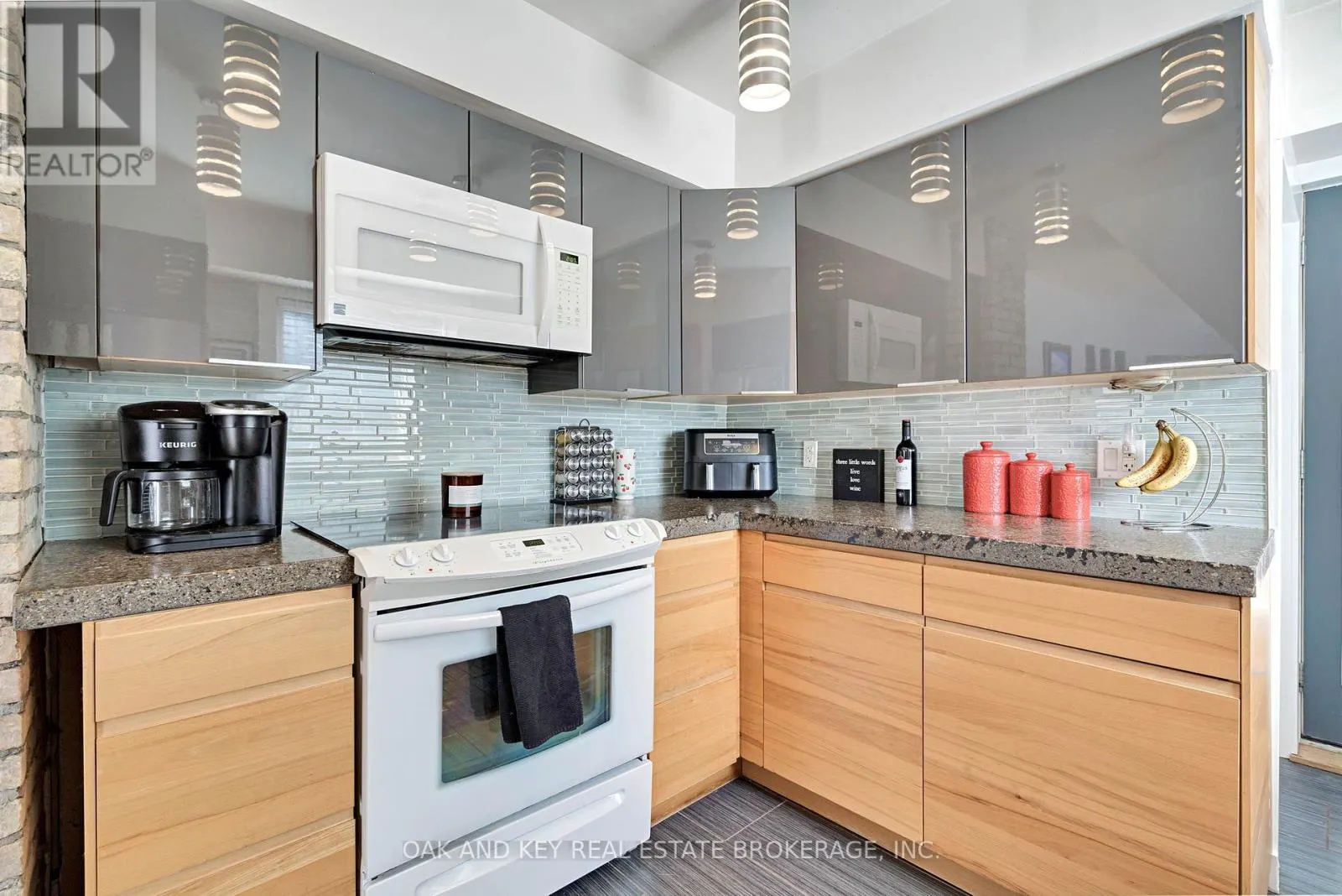 21 FOSTER AVENUE W