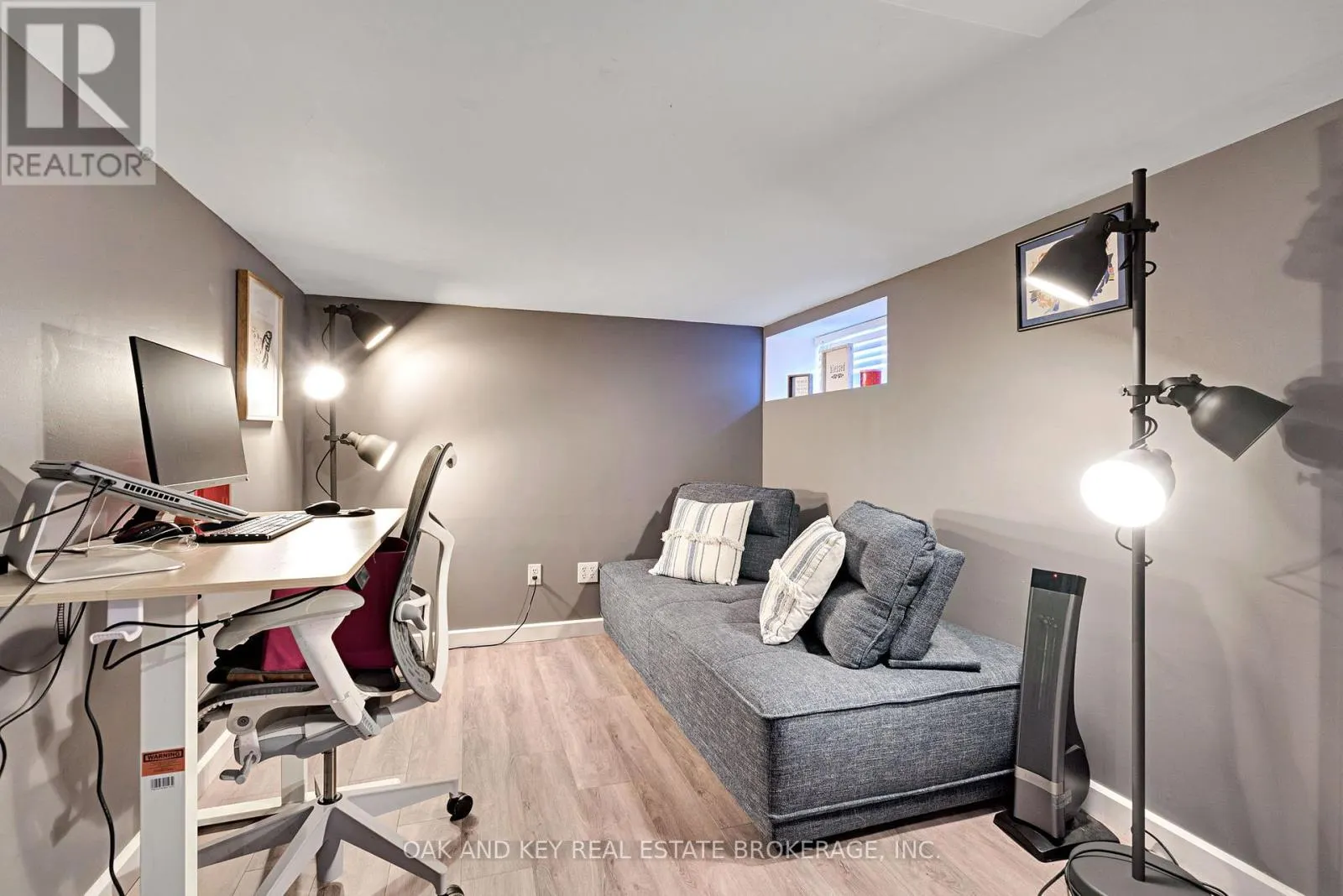 21 FOSTER AVENUE W