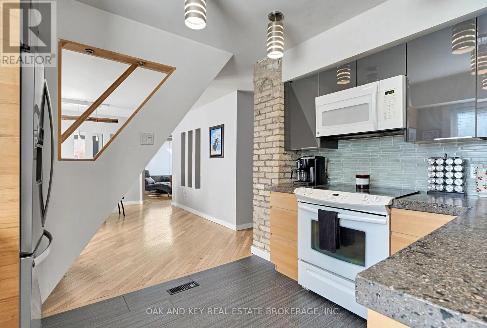 21 FOSTER AVENUE W
