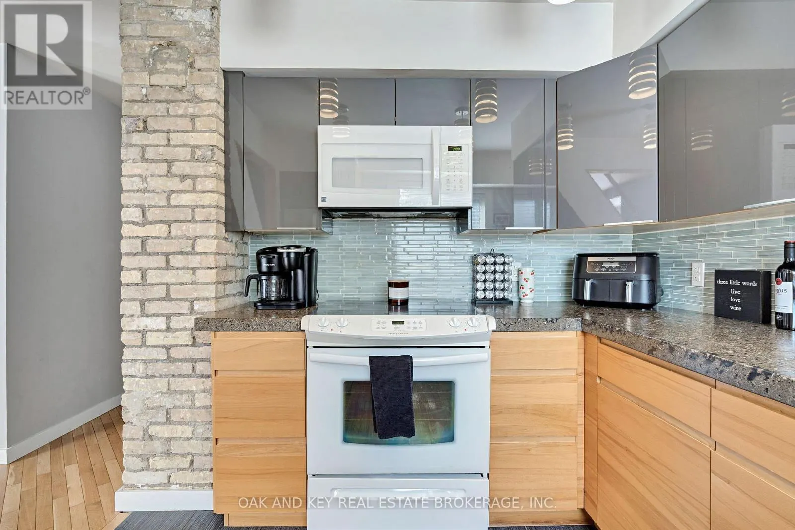 21 FOSTER AVENUE W