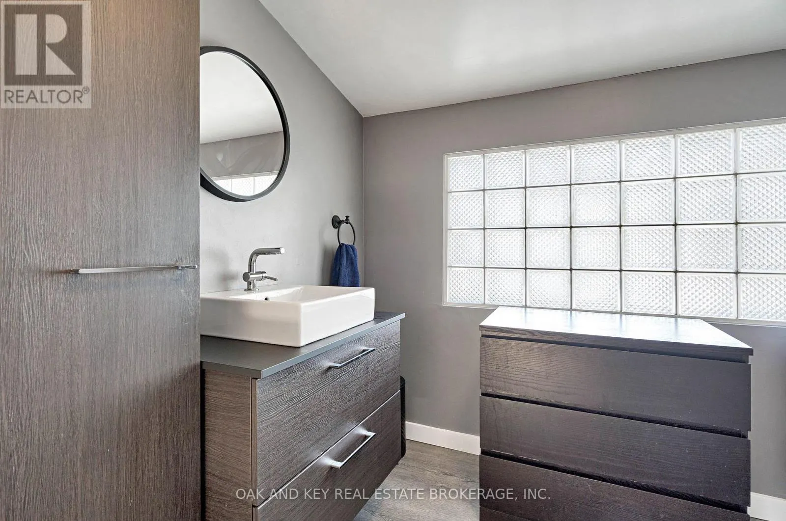 21 FOSTER AVENUE W