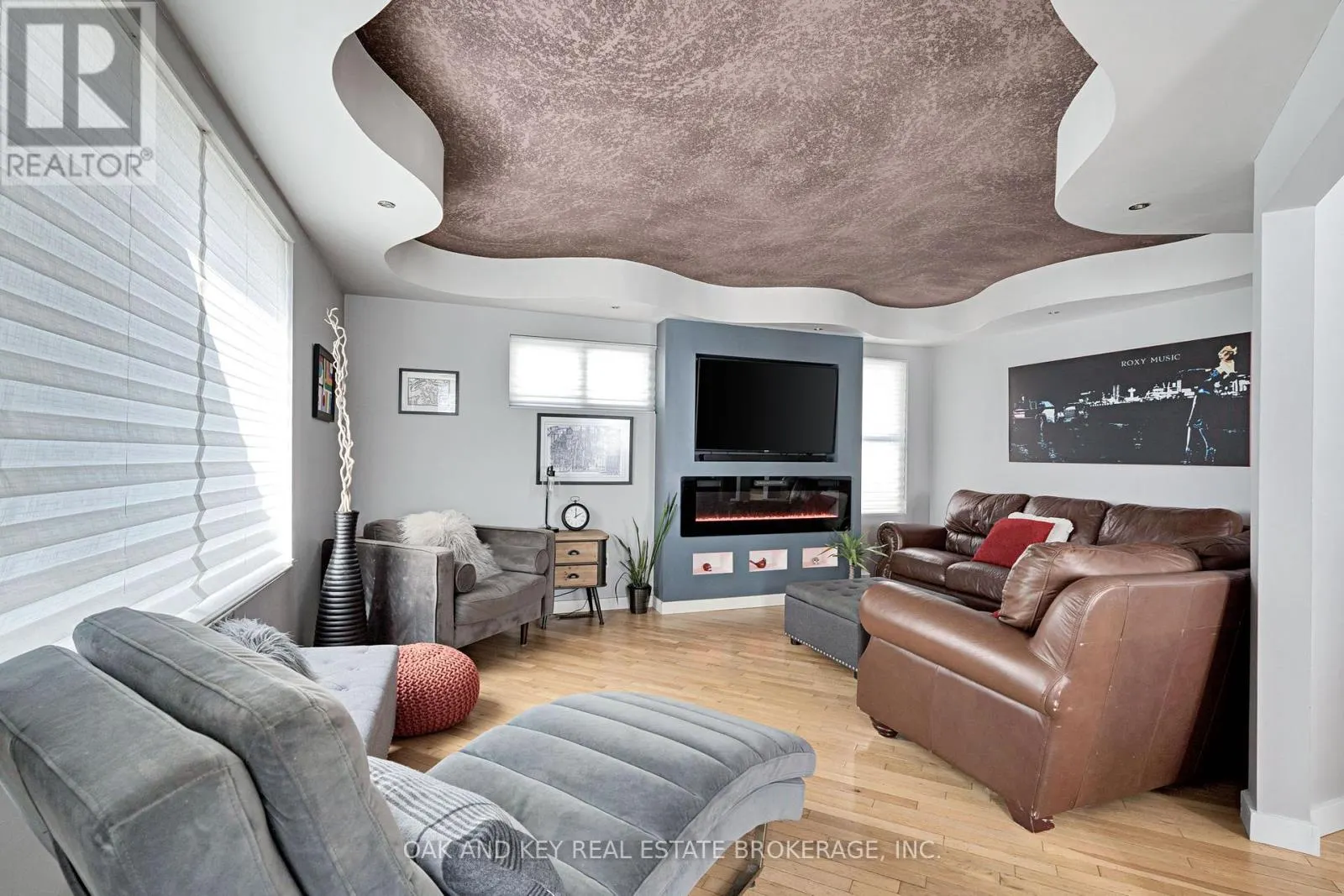 21 FOSTER AVENUE W