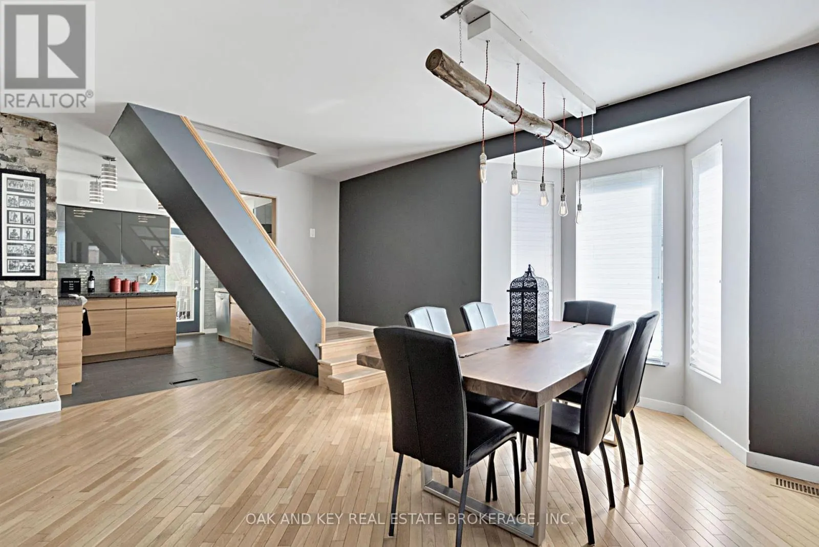 21 FOSTER AVENUE W