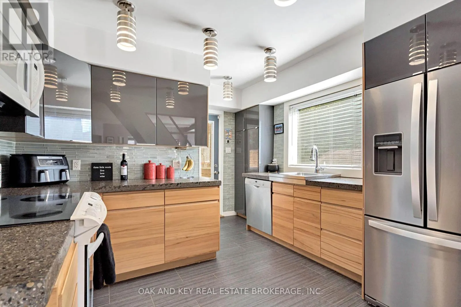 21 FOSTER AVENUE W