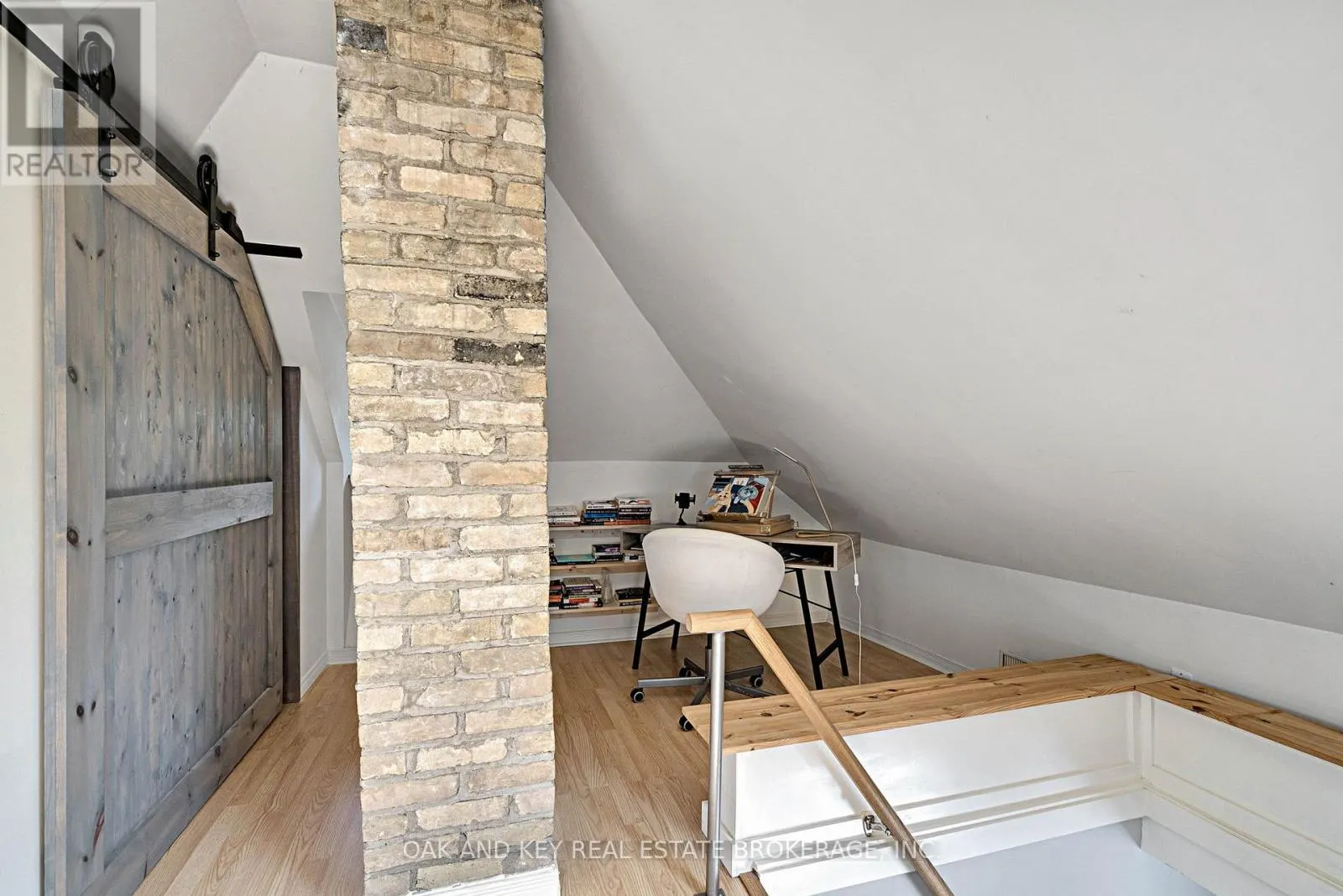 21 FOSTER AVENUE W