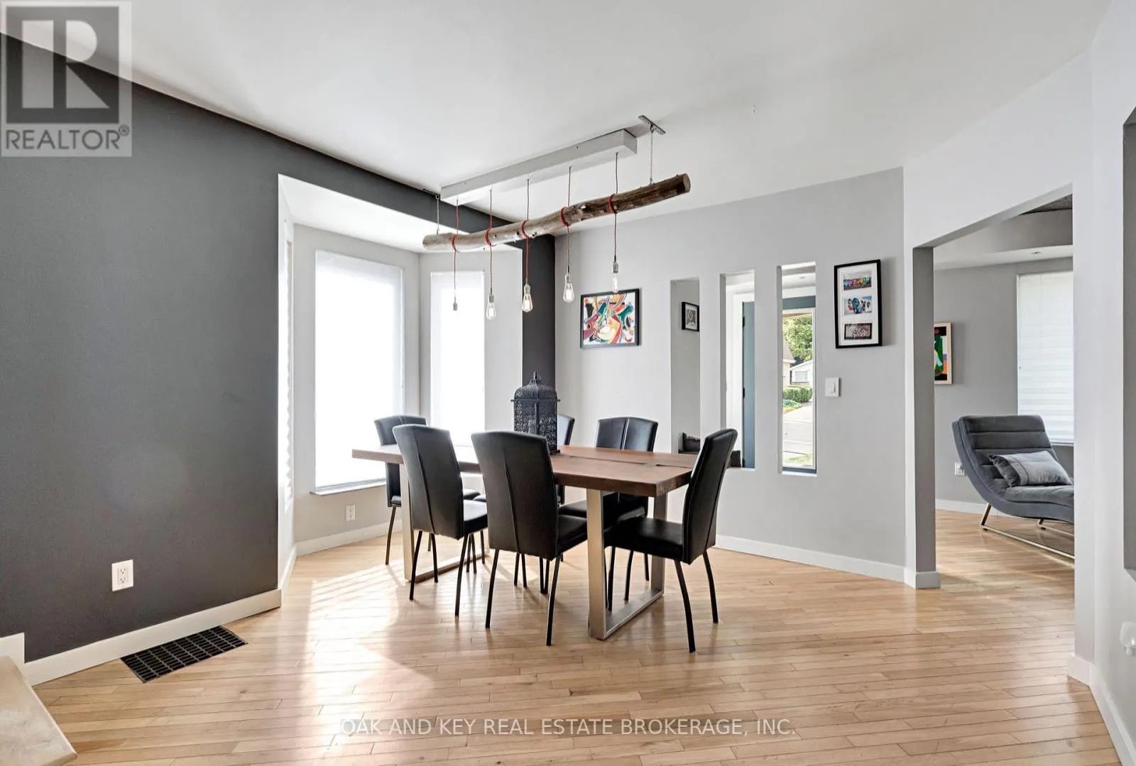 21 FOSTER AVENUE W
