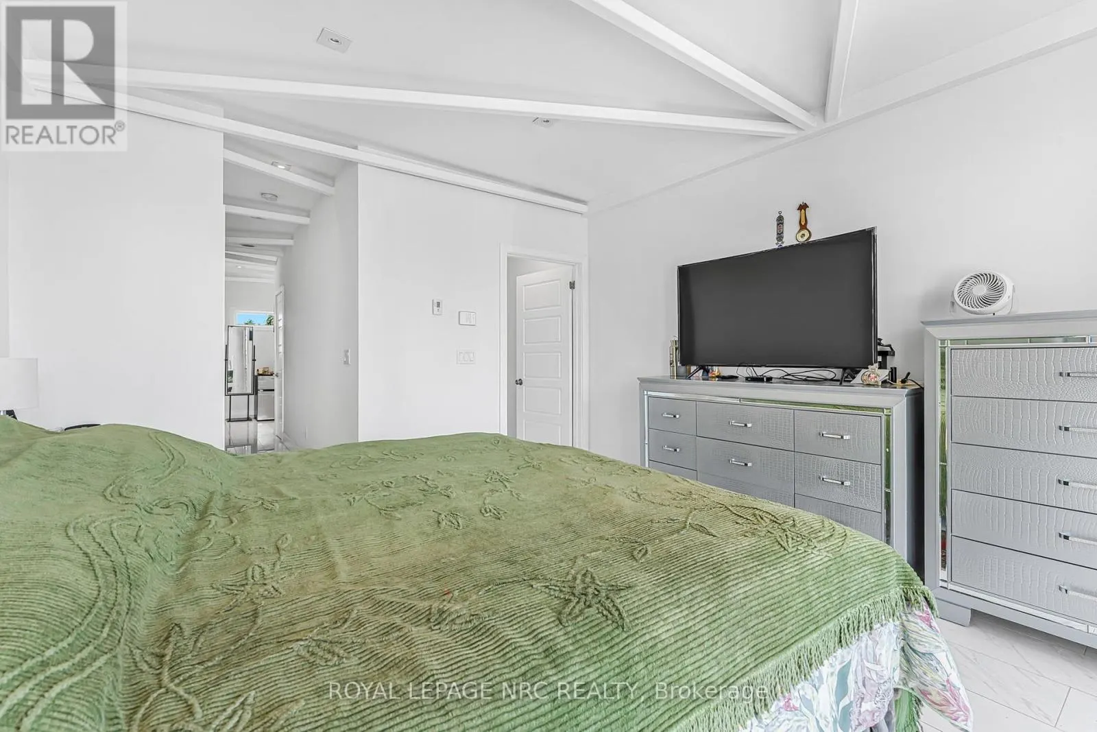 888 EDGEMERE ROAD