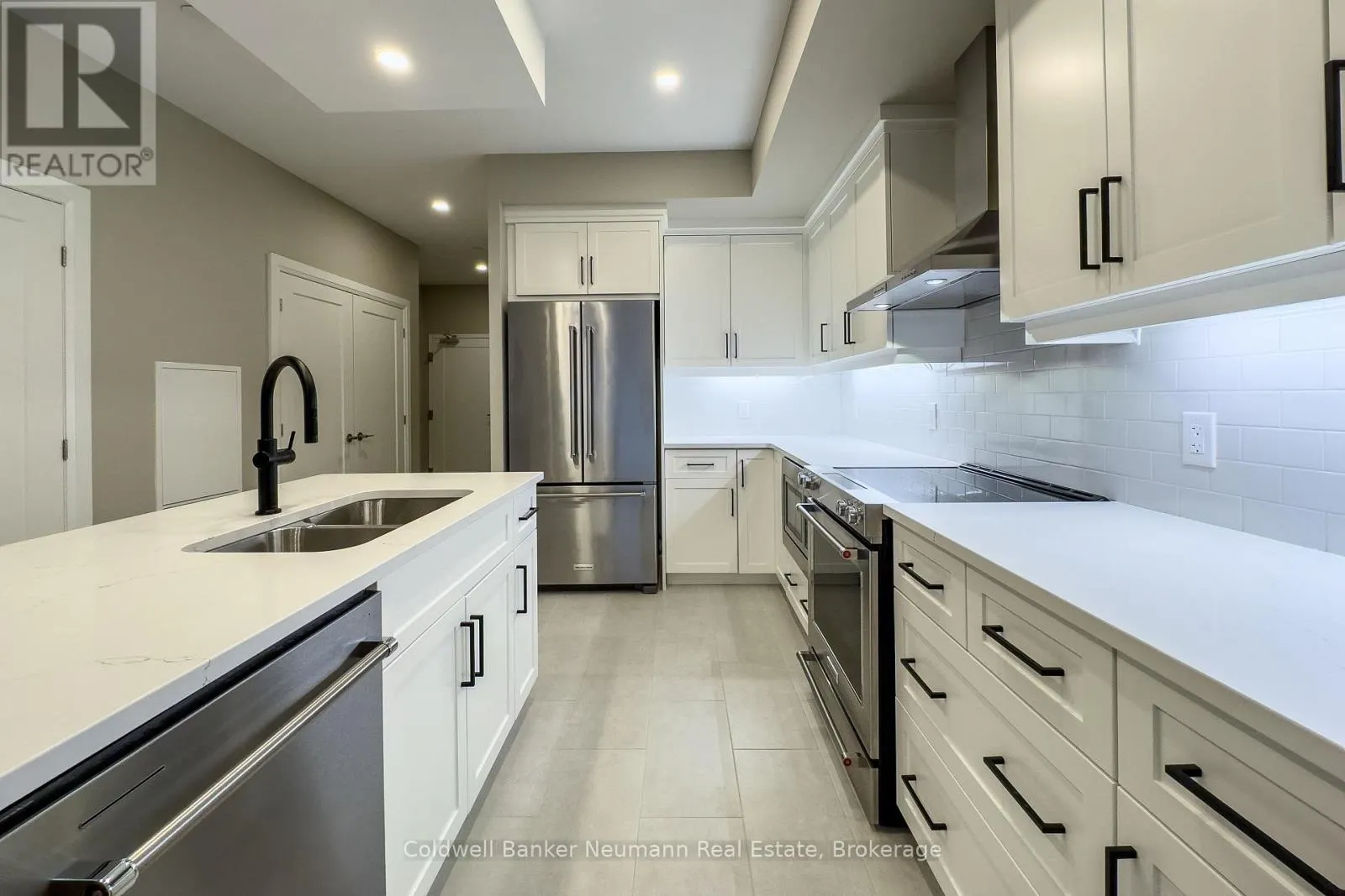 209 - 71 WYNDHAM STREET S, #209