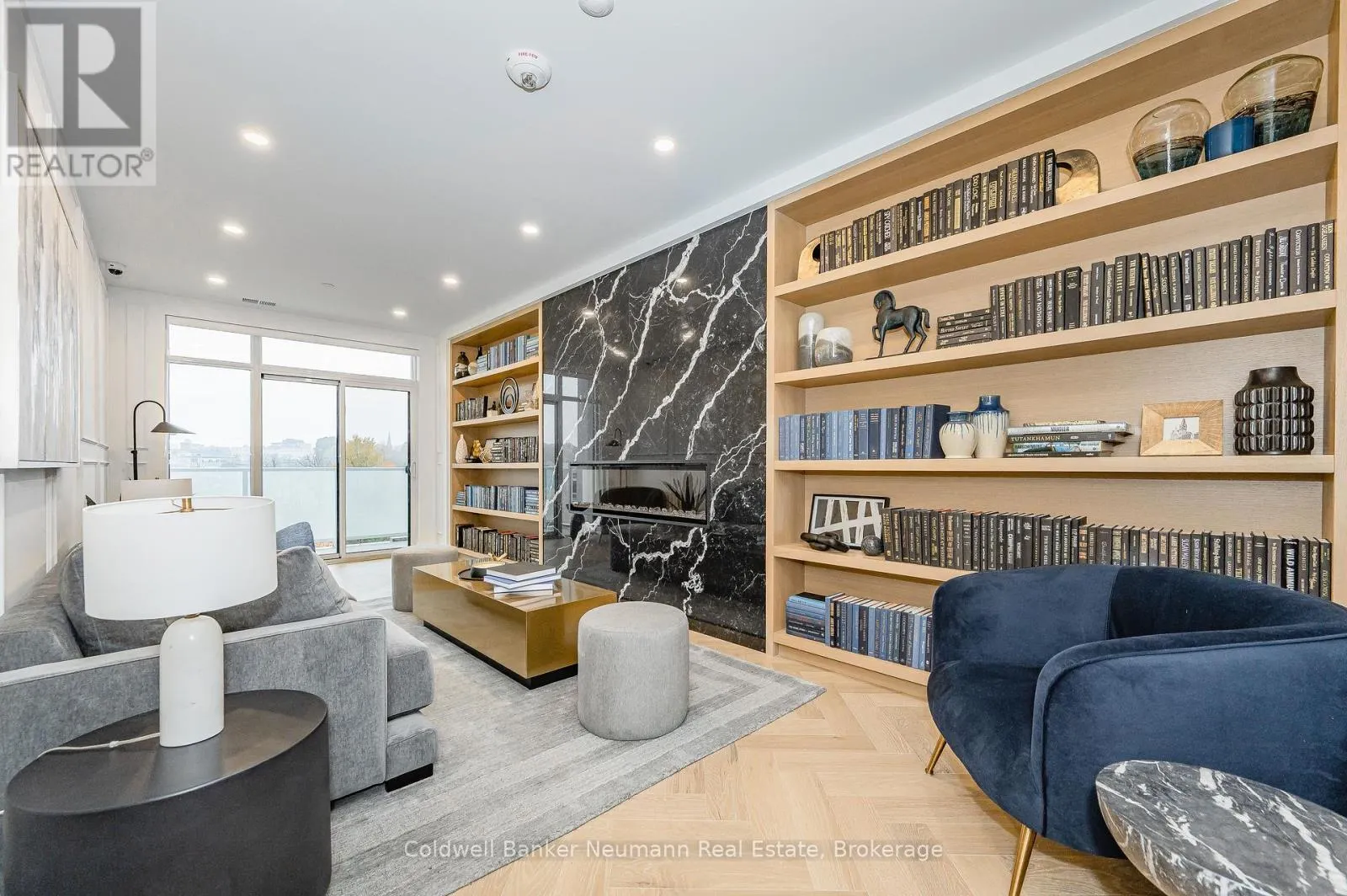 209 - 71 WYNDHAM STREET S, #209