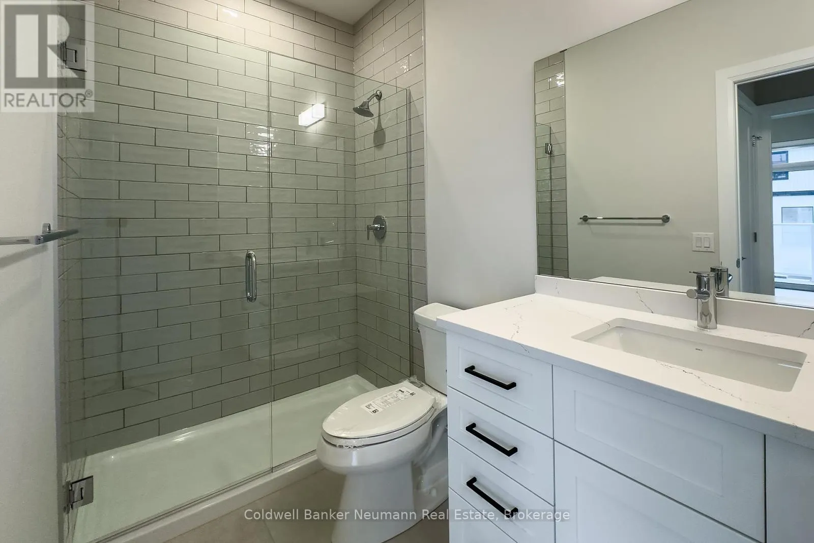 209 - 71 WYNDHAM STREET S, #209