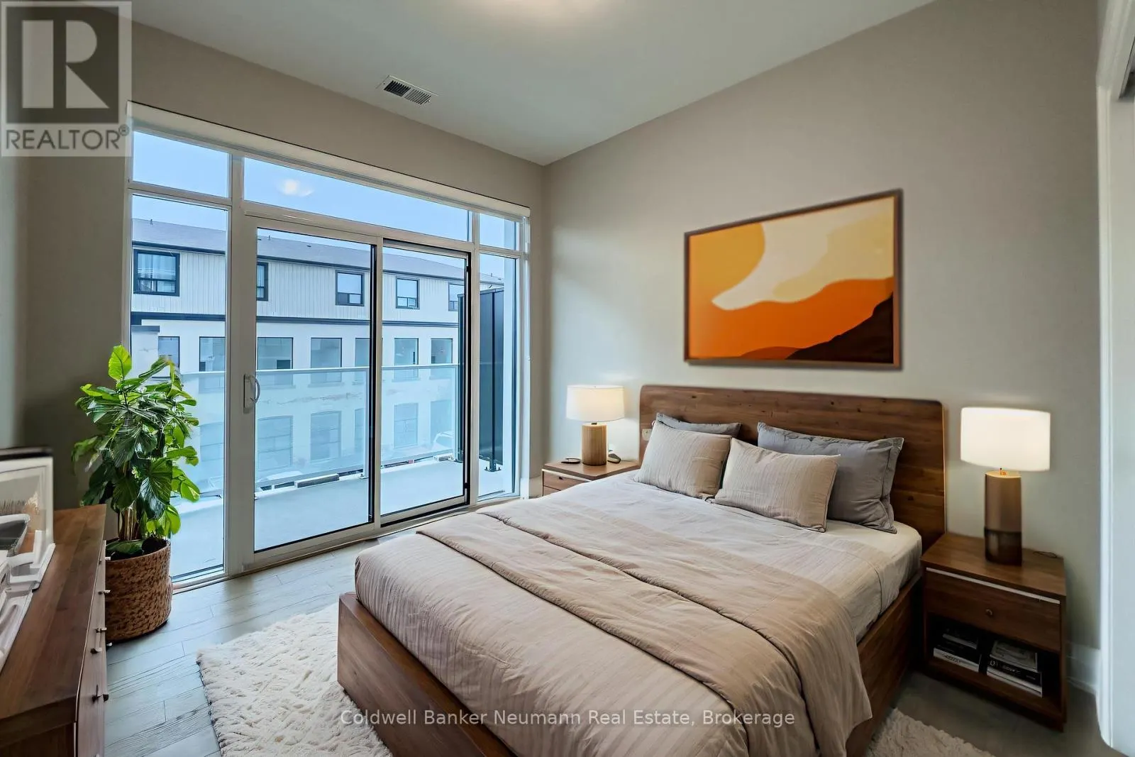 209 - 71 WYNDHAM STREET S, #209