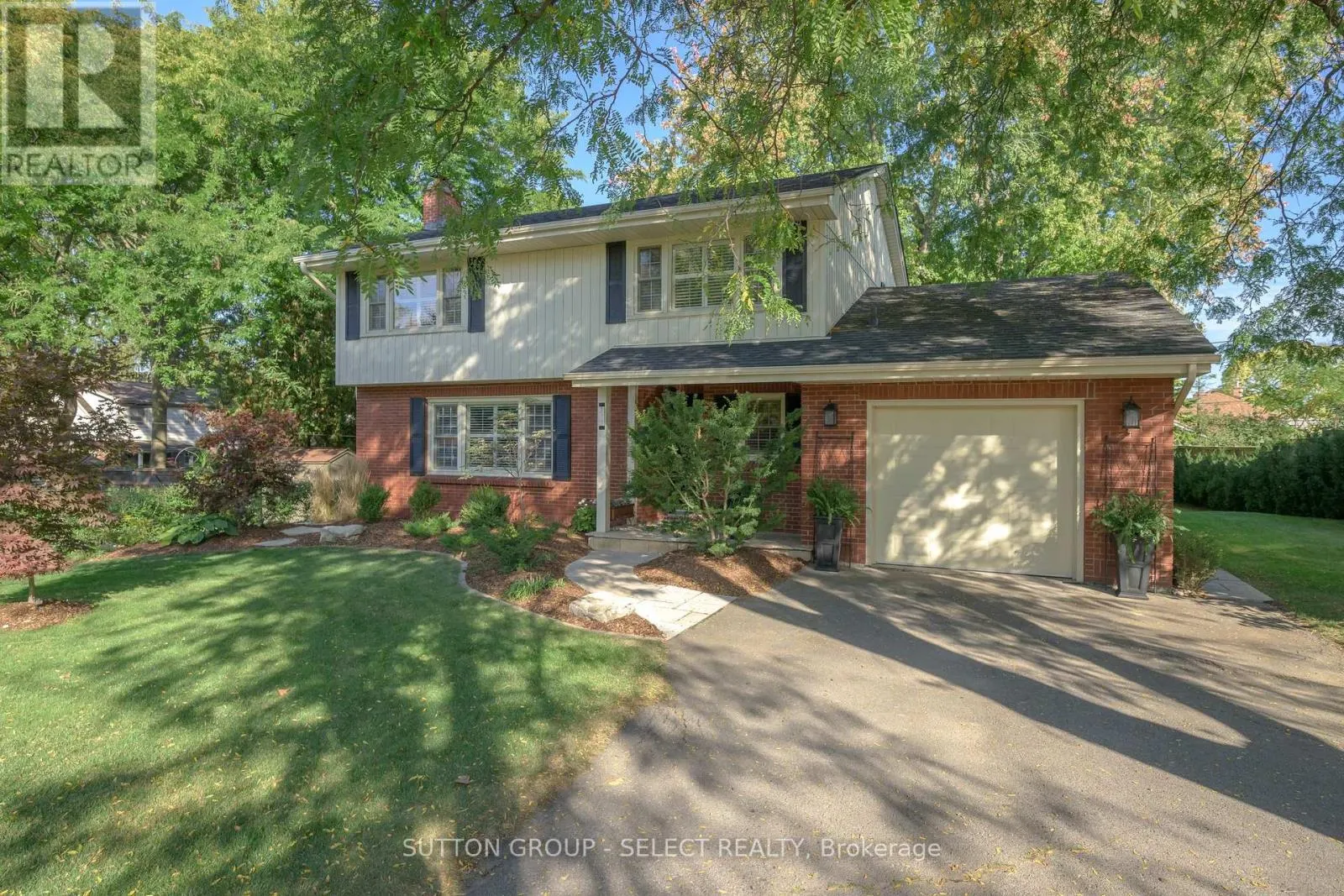 272 COMMISSIONERS ROAD E