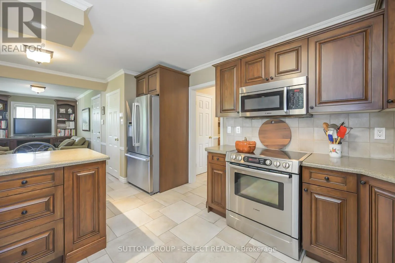 272 COMMISSIONERS ROAD E