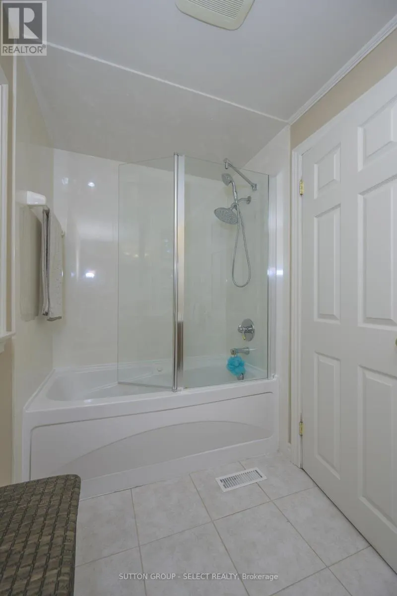 272 COMMISSIONERS ROAD E