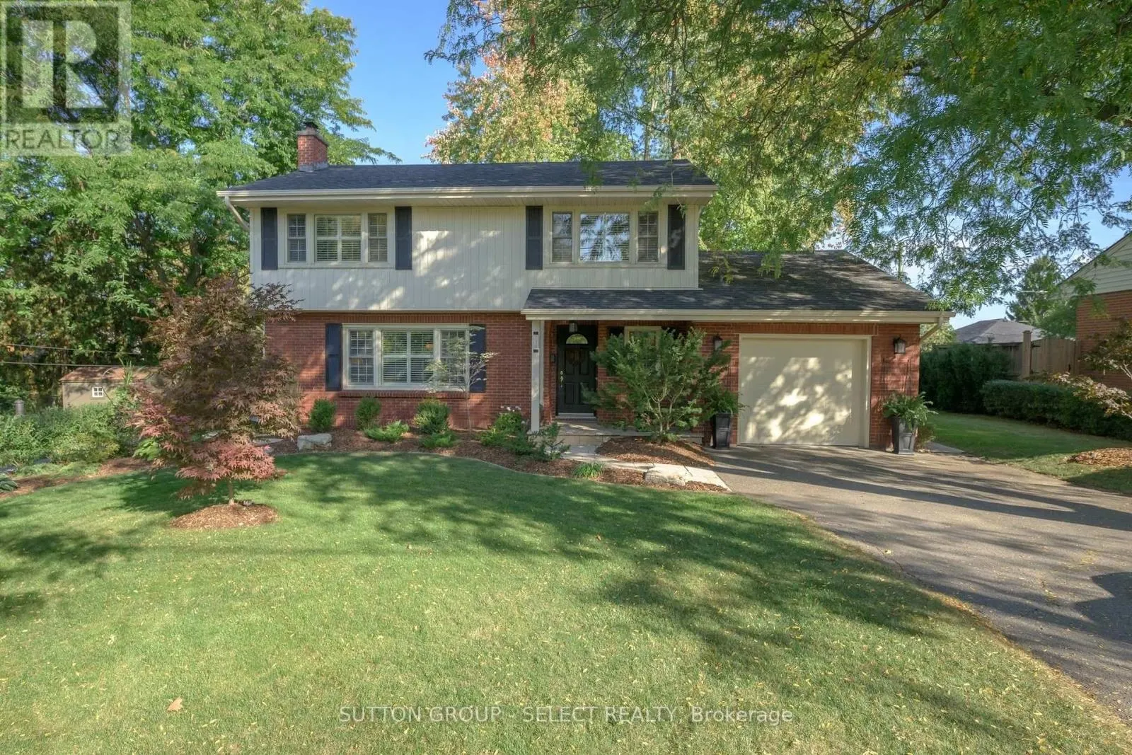 272 COMMISSIONERS ROAD E