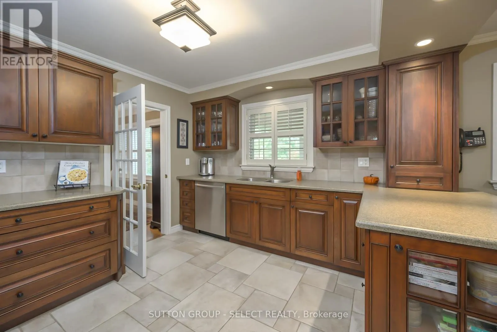 272 COMMISSIONERS ROAD E
