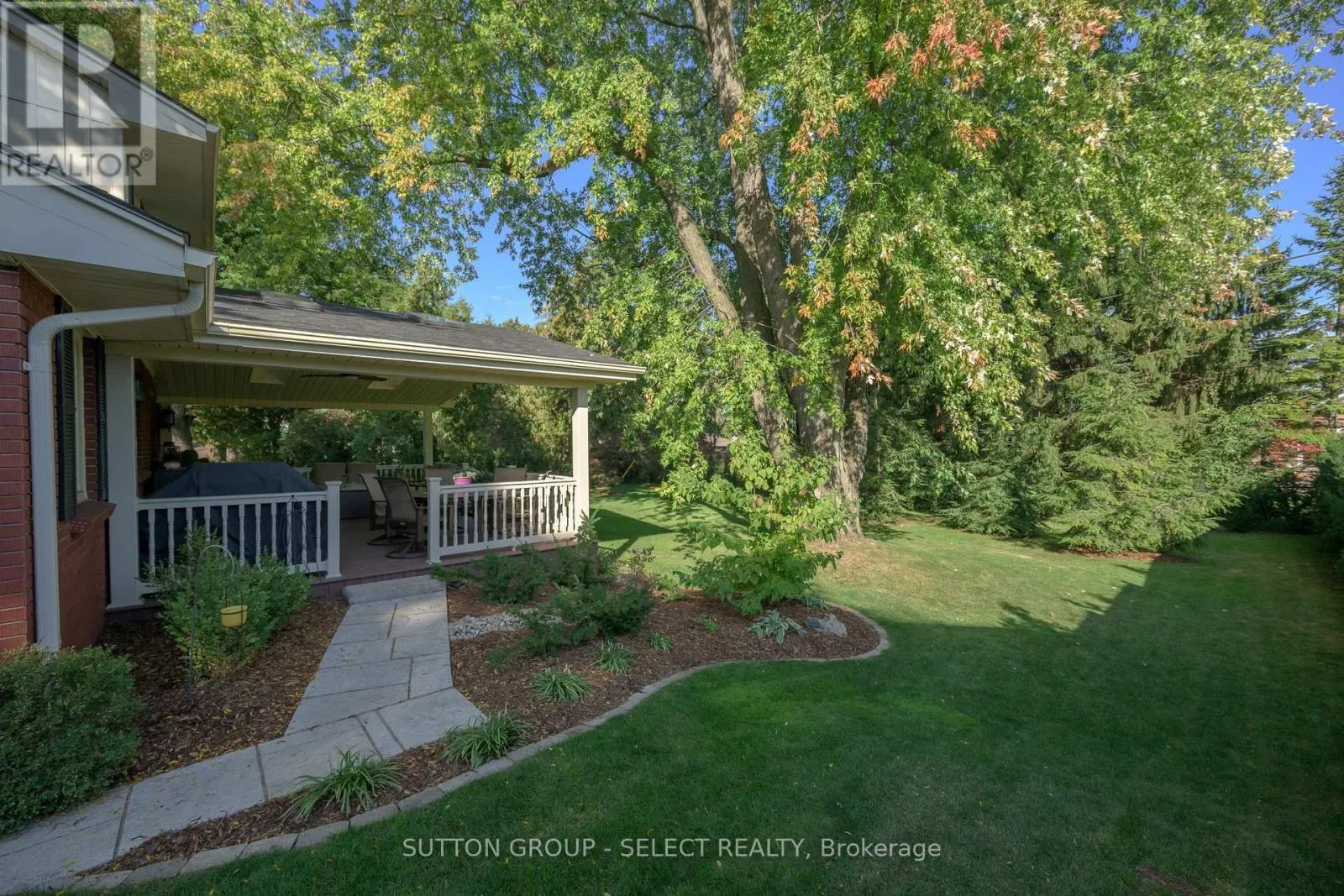 272 COMMISSIONERS ROAD E