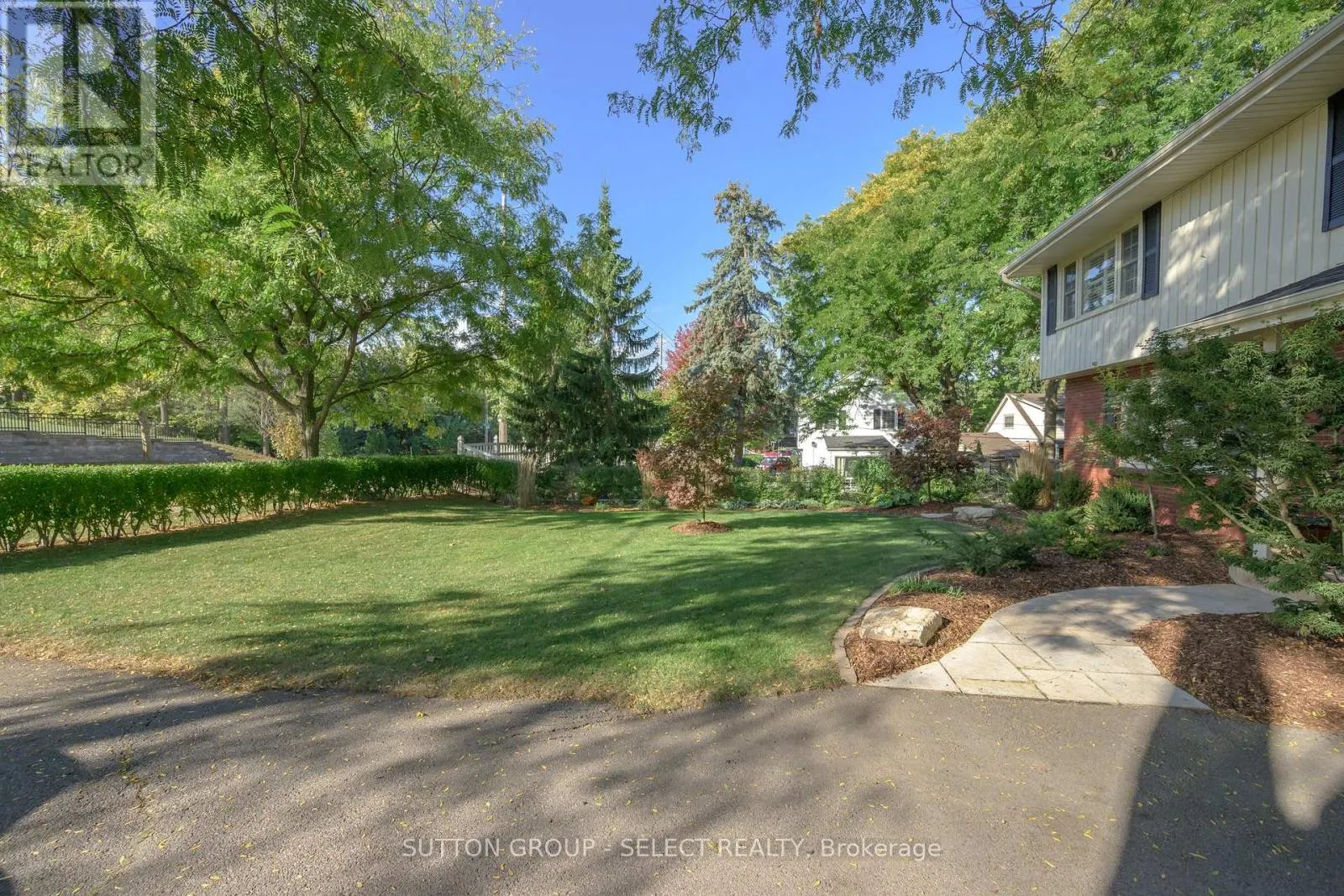 272 COMMISSIONERS ROAD E