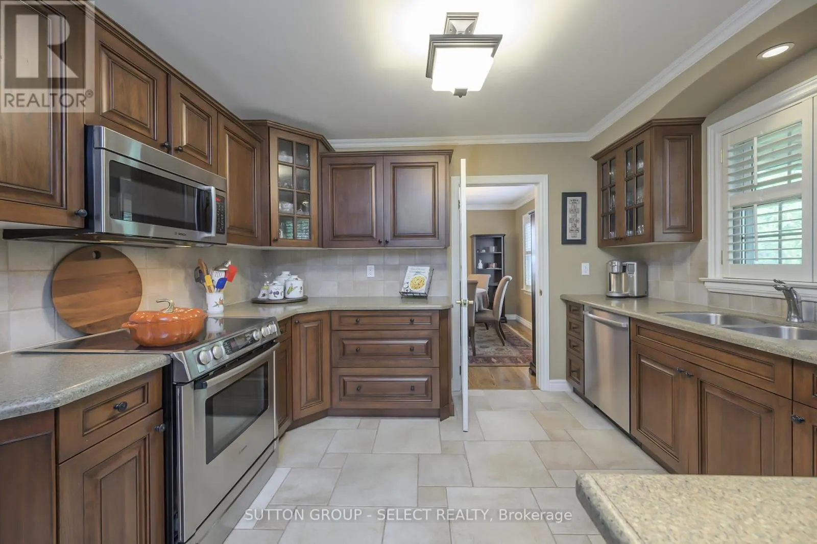 272 COMMISSIONERS ROAD E