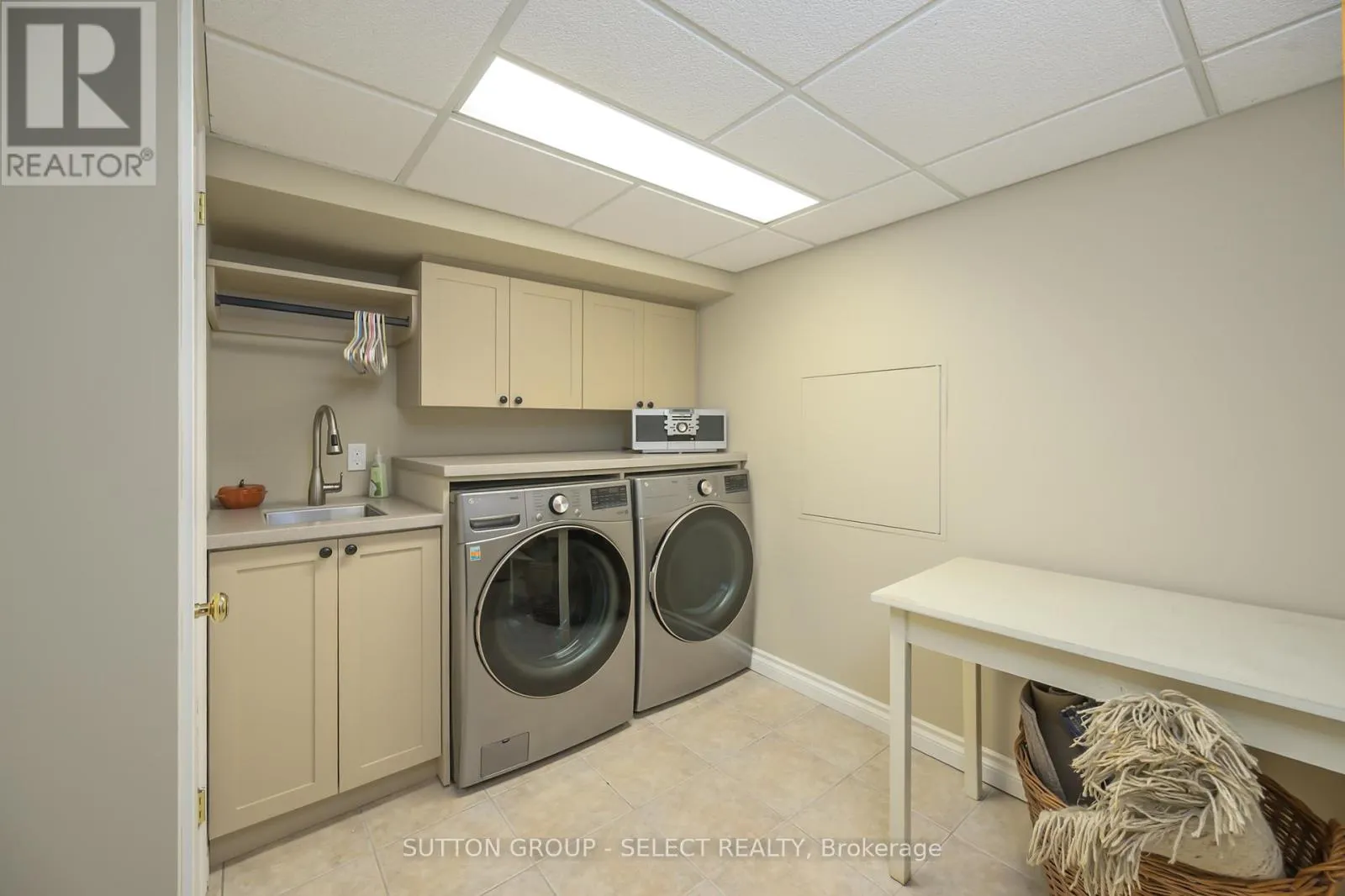 272 COMMISSIONERS ROAD E