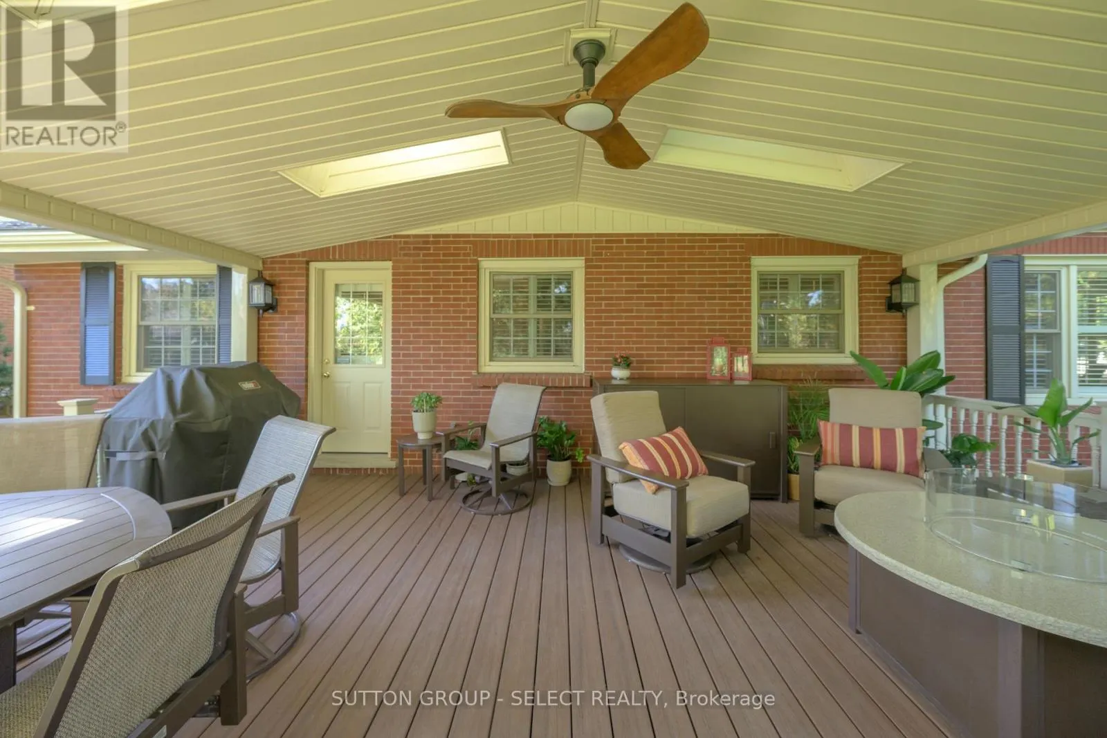272 COMMISSIONERS ROAD E